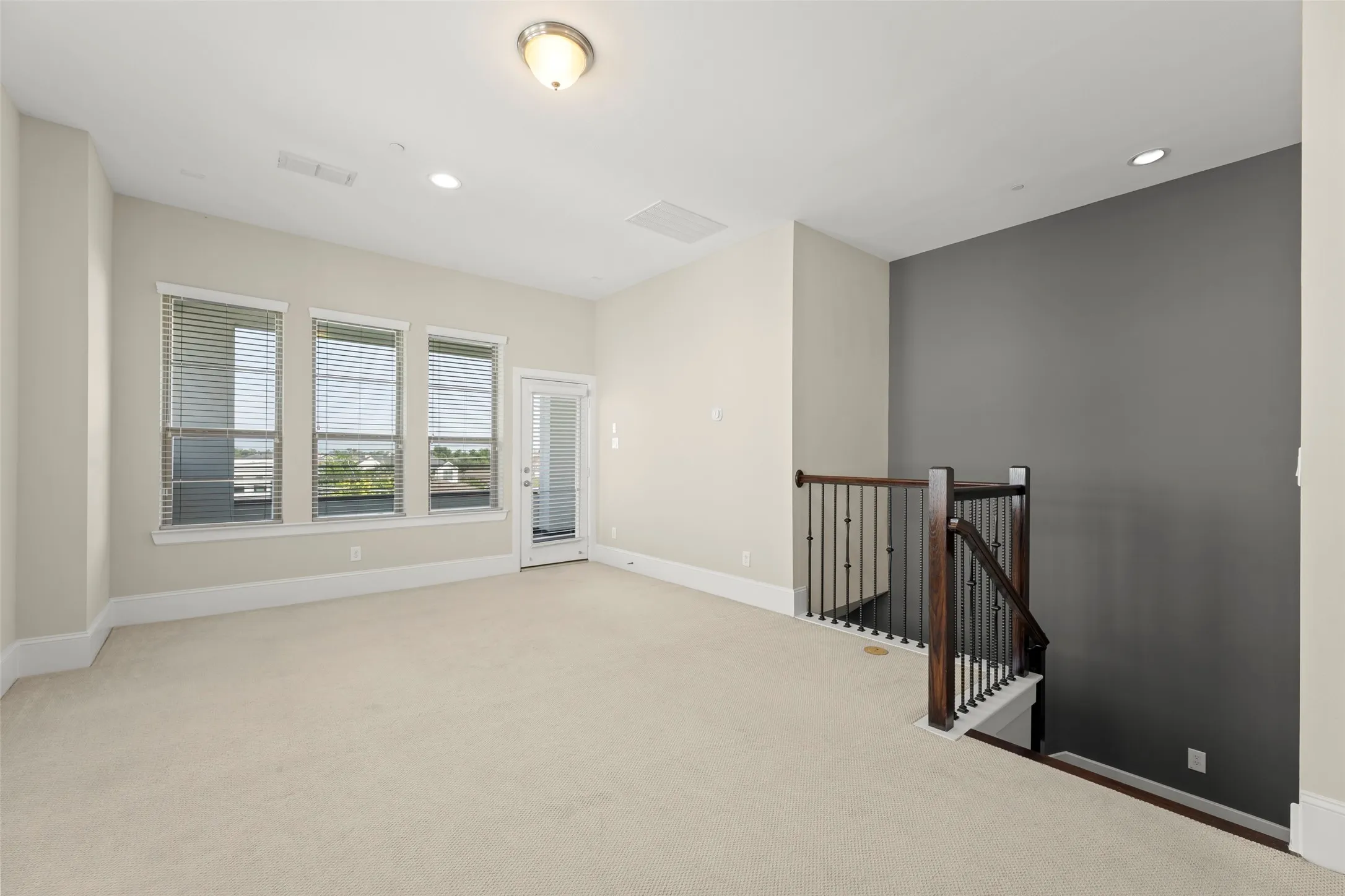 Townhouse For Sale in Harris County , 5469 Larkin Street Street 9, Houston, Texas 77007, 3 Bedroom, 4 Bathroom, 2 Garage spaces, 2,844 Sqft, built in 2014, mls#21405956, Real Estate Agent in Houston, Homes For Sale in Harris county, Homes For Sale in Houston, Realtor in Houston Texas, Real Estate Brokerage Independent Realty Texas, Luminita Cordes Realtor