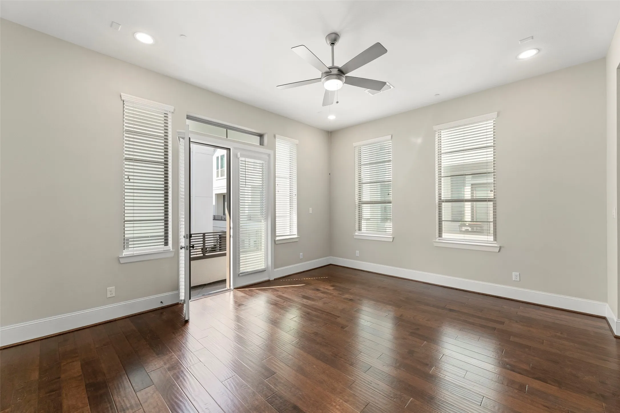 Townhouse For Sale in Harris County , 5469 Larkin Street Street 9, Houston, Texas 77007, 3 Bedroom, 4 Bathroom, 2 Garage spaces, 2,844 Sqft, built in 2014, mls#21405956, Real Estate Agent in Houston, Homes For Sale in Harris county, Homes For Sale in Houston, Realtor in Houston Texas, Real Estate Brokerage Independent Realty Texas, Luminita Cordes Realtor