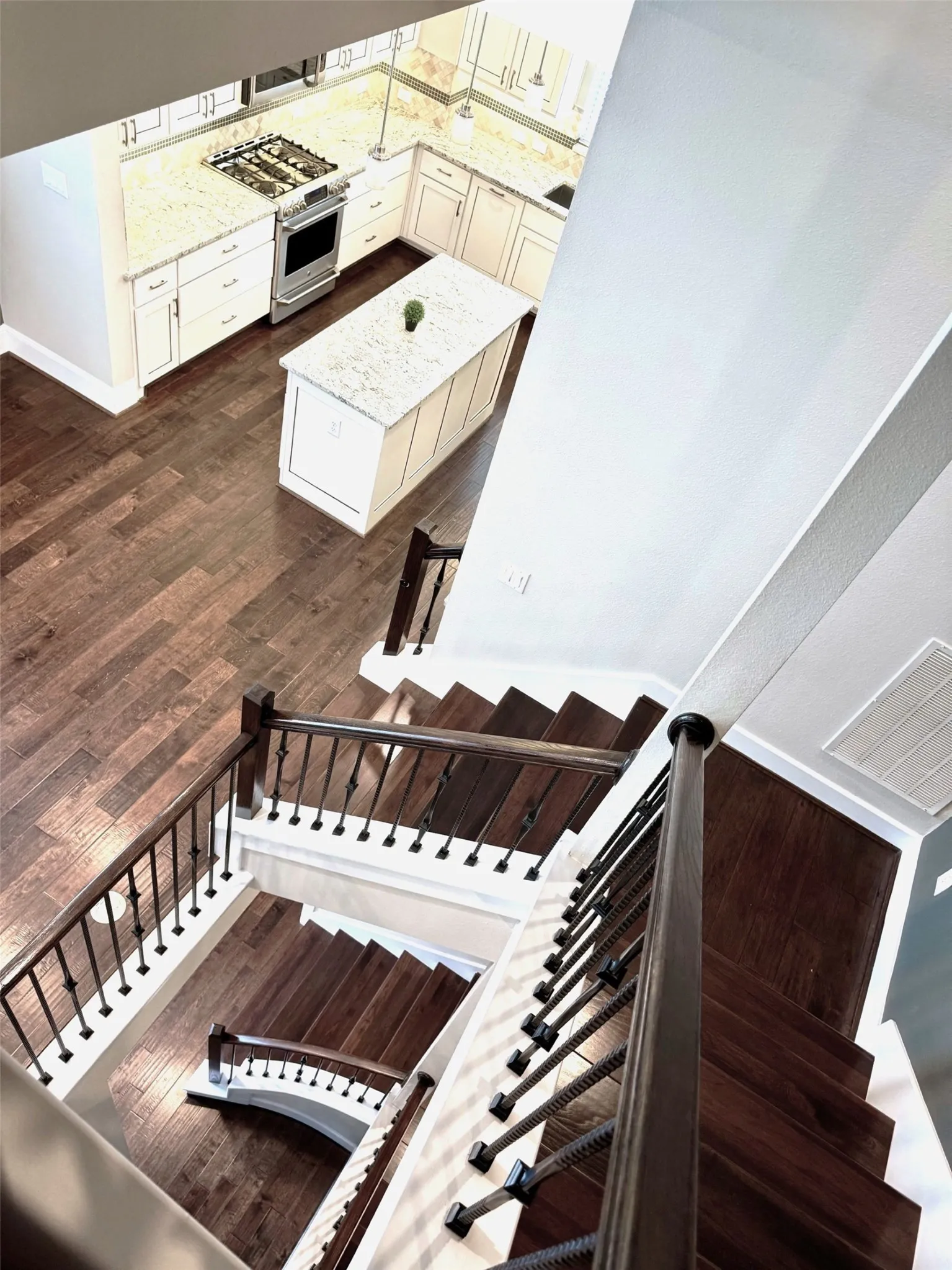 Townhouse For Sale in Harris County , 5469 Larkin Street Street 9, Houston, Texas 77007, 3 Bedroom, 4 Bathroom, 2 Garage spaces, 2,844 Sqft, built in 2014, mls#21405956, Real Estate Agent in Houston, Homes For Sale in Harris county, Homes For Sale in Houston, Realtor in Houston Texas, Real Estate Brokerage Independent Realty Texas, Luminita Cordes Realtor