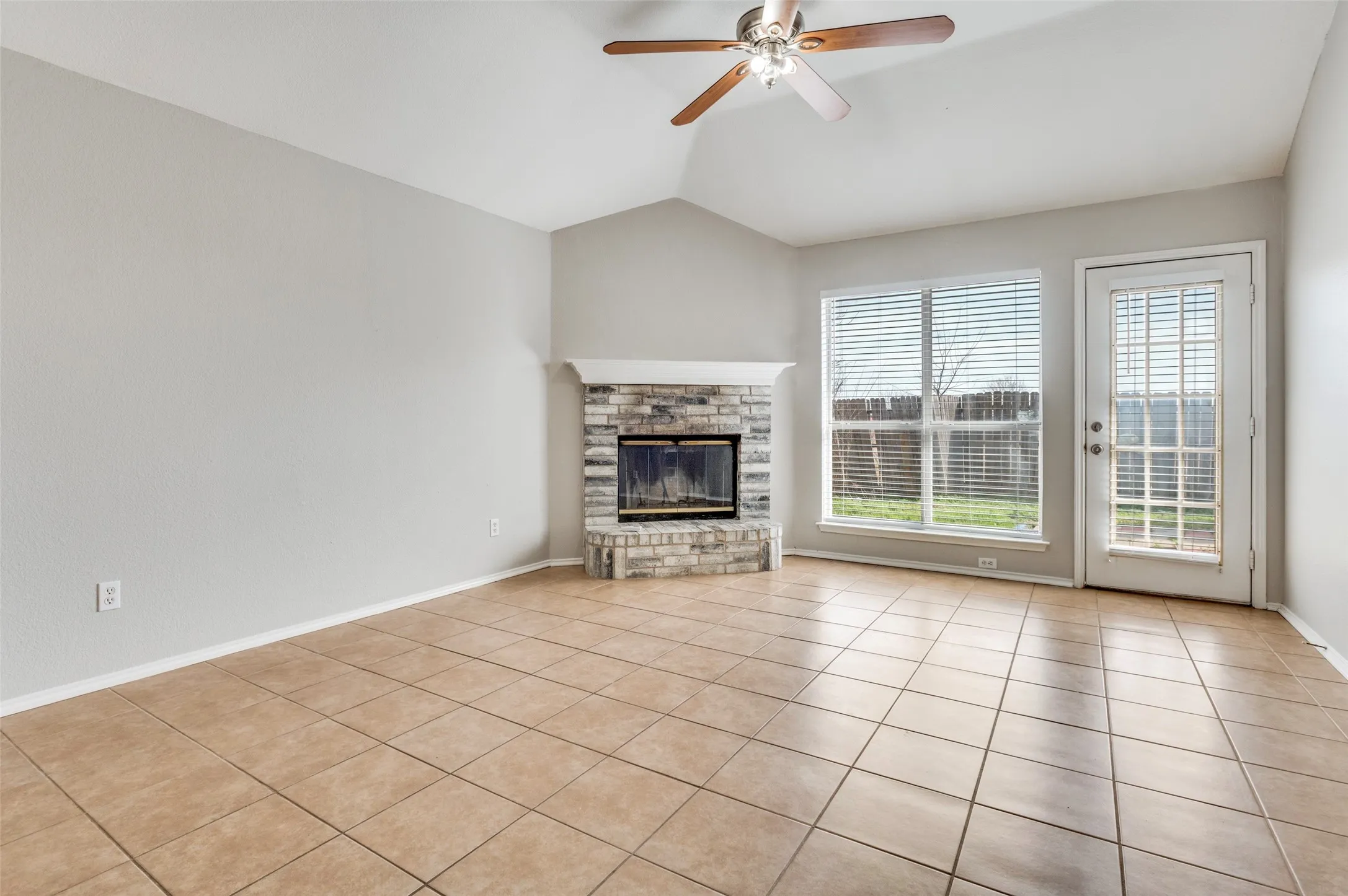 Single Family Residence For Rent in Tarrant County , 800 Ponselle Drive, Arlington, Texas 76001, 3 Bedroom, 2 Bathroom, 2 Garage spaces, 1,441 Sqft, built in 1999, mls#21406762, Real Estate Agent in Arlington, Homes For Rent in Tarrant county, Homes For Rent in Arlington, Realtor in Arlington Texas, Real Estate Brokerage Independent Realty Texas, Luminita Cordes Realtor
