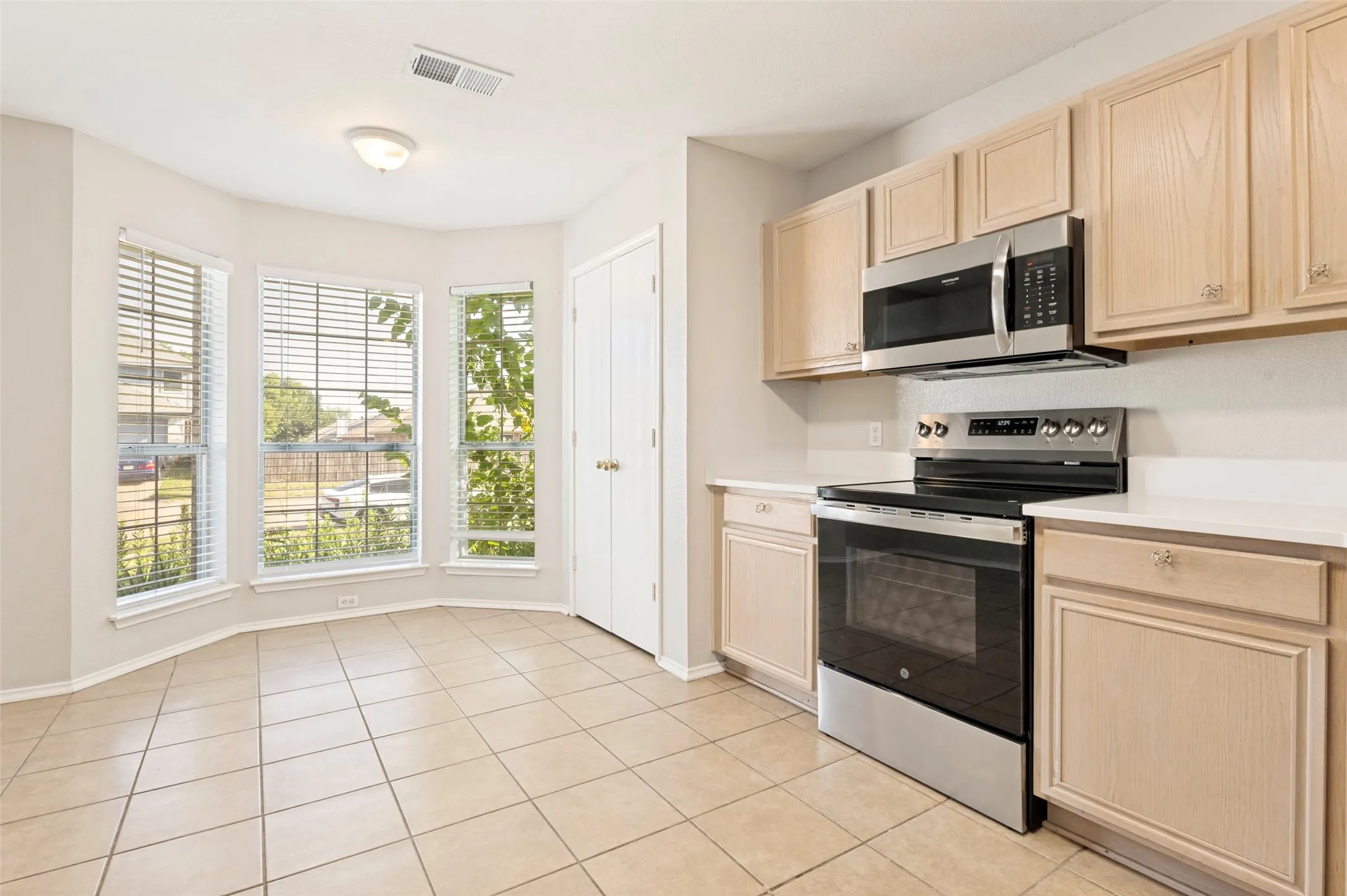 Single Family Residence For Rent in Tarrant County , 800 Ponselle Drive, Arlington, Texas 76001, 3 Bedroom, 2 Bathroom, 2 Garage spaces, 1,441 Sqft, built in 1999, mls#21406762, Real Estate Agent in Arlington, Homes For Rent in Tarrant county, Homes For Rent in Arlington, Realtor in Arlington Texas, Real Estate Brokerage Independent Realty Texas, Luminita Cordes Realtor