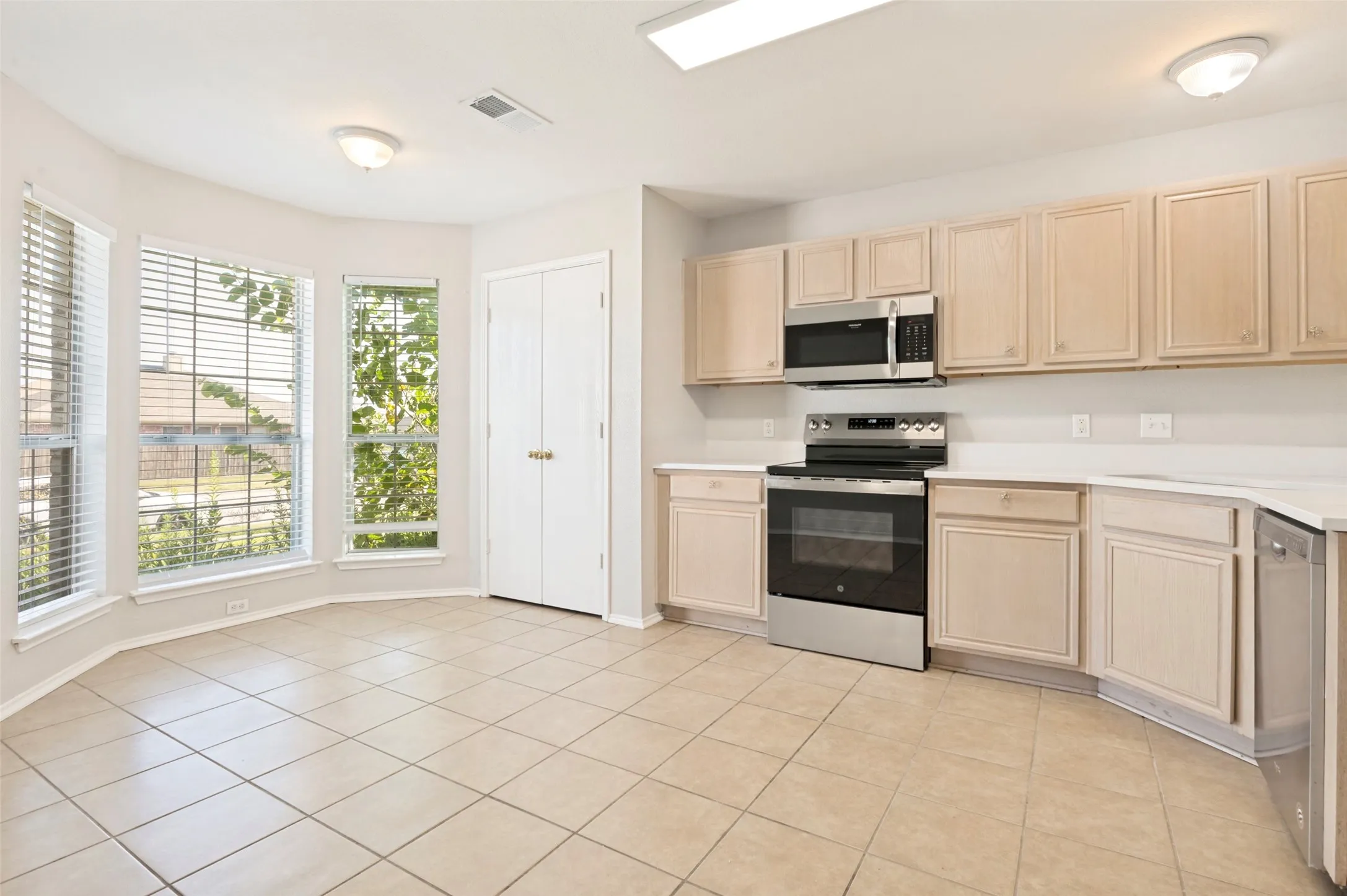 Single Family Residence For Rent in Tarrant County , 800 Ponselle Drive, Arlington, Texas 76001, 3 Bedroom, 2 Bathroom, 2 Garage spaces, 1,441 Sqft, built in 1999, mls#21406762, Real Estate Agent in Arlington, Homes For Rent in Tarrant county, Homes For Rent in Arlington, Realtor in Arlington Texas, Real Estate Brokerage Independent Realty Texas, Luminita Cordes Realtor