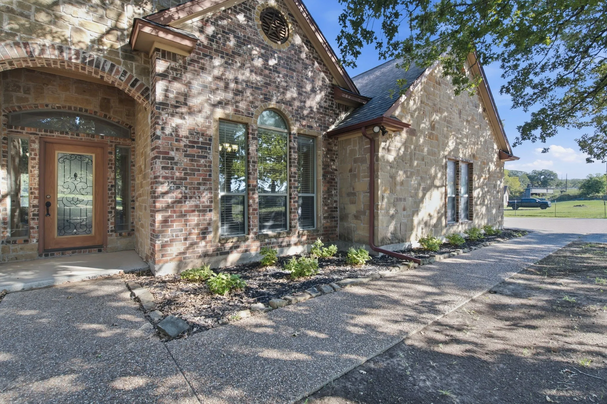 Single Family Residence For Sale in Parker County , 108 Cedar Ranch Drive, Weatherford, Texas 76087, 4 Bedroom, 3 Bathroom, 2 Garage spaces, 2,671 Sqft, built in 2012, mls#21363193, Real Estate Agent in Weatherford, Homes For Sale in Parker county, Homes For Sale in Weatherford, Realtor in Weatherford Texas, Real Estate Brokerage Independent Realty Texas, Luminita Cordes Realtor