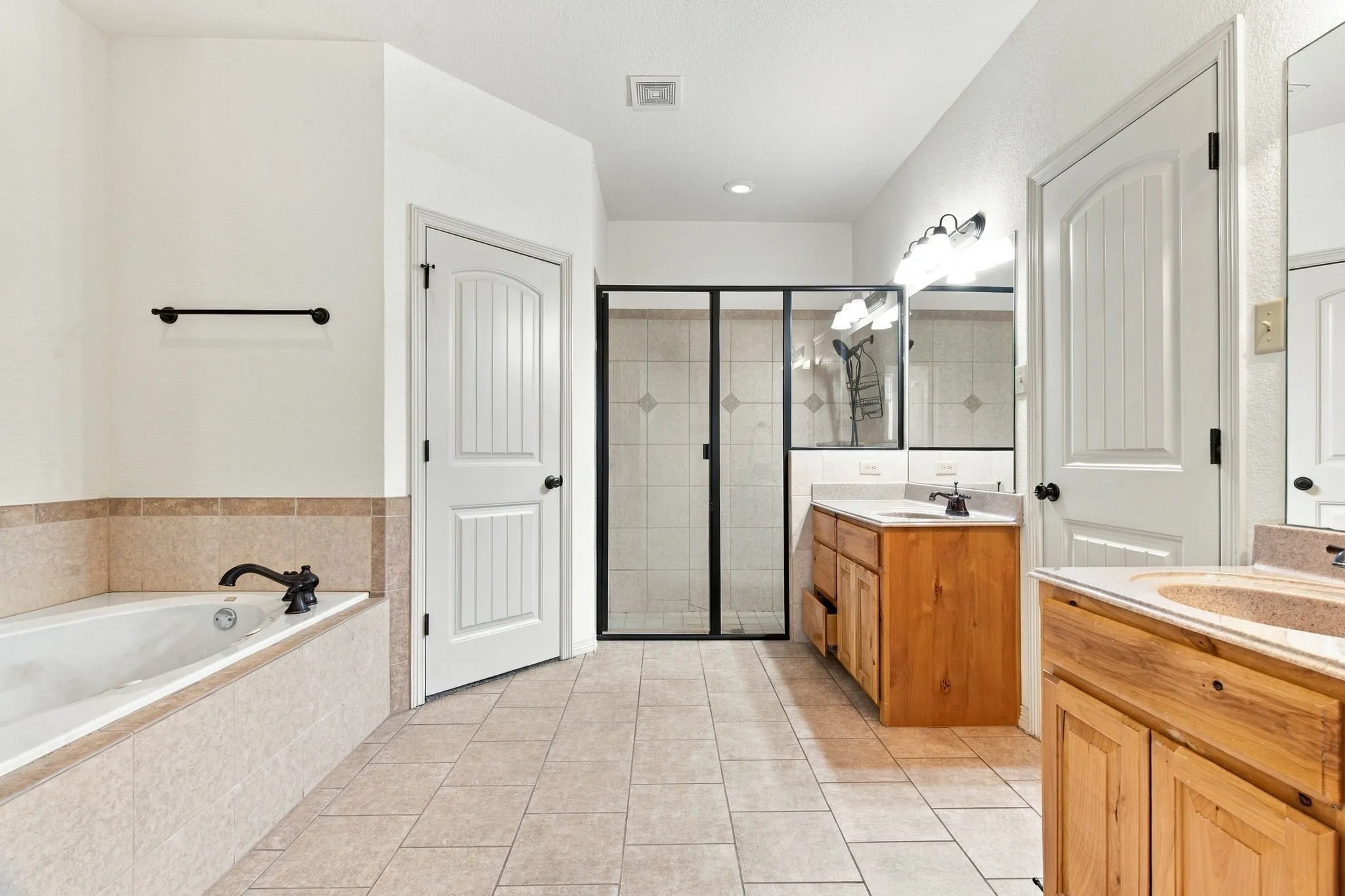 Single Family Residence For Sale in Parker County , 108 Cedar Ranch Drive, Weatherford, Texas 76087, 4 Bedroom, 3 Bathroom, 2 Garage spaces, 2,671 Sqft, built in 2012, mls#21363193, Real Estate Agent in Weatherford, Homes For Sale in Parker county, Homes For Sale in Weatherford, Realtor in Weatherford Texas, Real Estate Brokerage Independent Realty Texas, Luminita Cordes Realtor