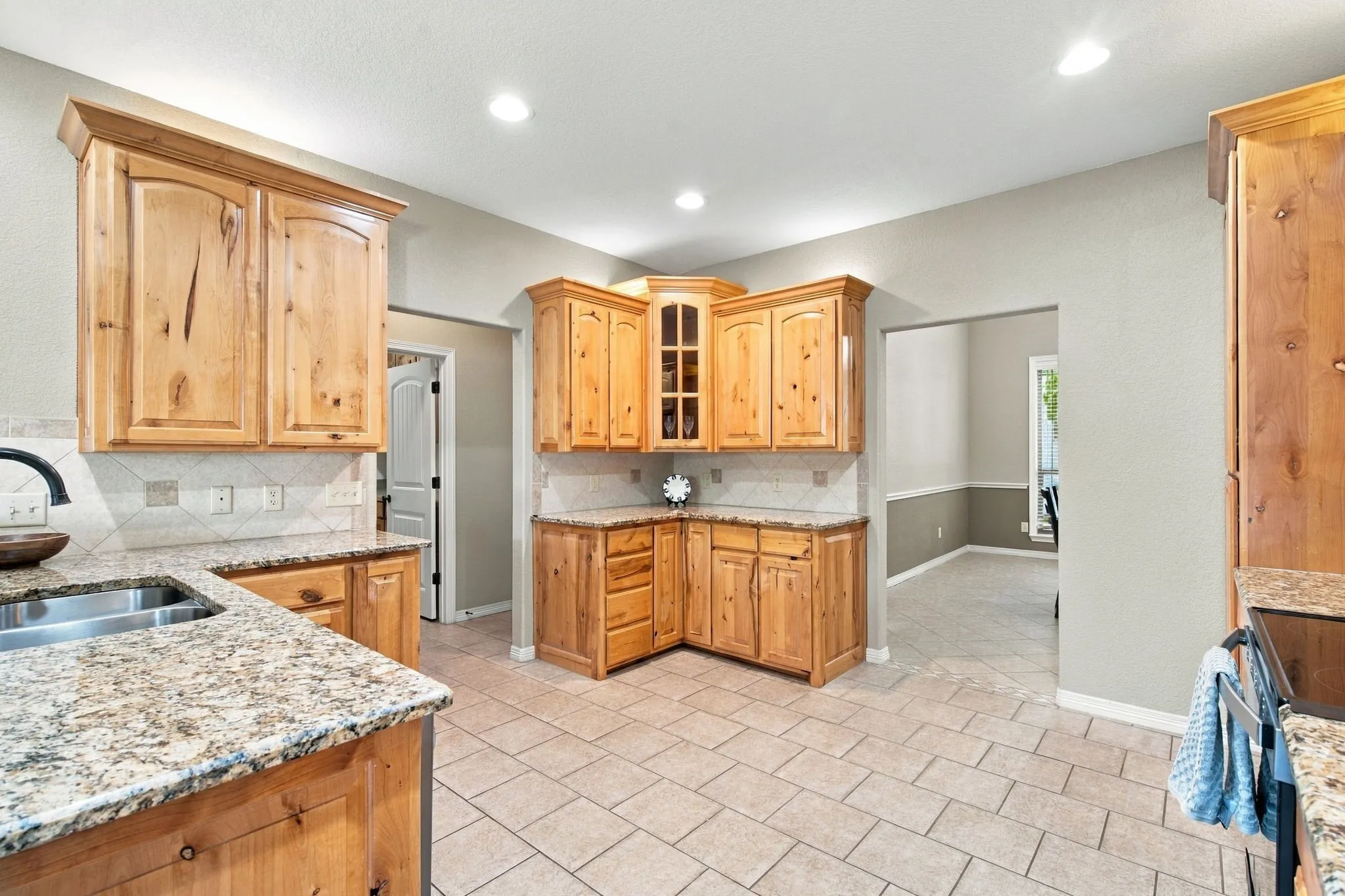 Single Family Residence For Sale in Parker County , 108 Cedar Ranch Drive, Weatherford, Texas 76087, 4 Bedroom, 3 Bathroom, 2 Garage spaces, 2,671 Sqft, built in 2012, mls#21363193, Real Estate Agent in Weatherford, Homes For Sale in Parker county, Homes For Sale in Weatherford, Realtor in Weatherford Texas, Real Estate Brokerage Independent Realty Texas, Luminita Cordes Realtor