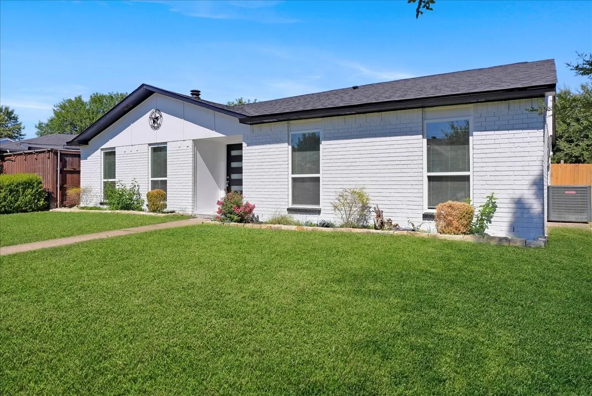 Single Family Residence For Sale in Dallas County , 11615 Featherbrook Drive, Dallas, Texas 75228, 3 Bedroom, 2 Bathroom, 2 Garage spaces, 1,529 Sqft, built in 1978, mls#21408146, Real Estate Agent in Dallas, Homes For Sale in Dallas county, Homes For Sale in Dallas, Realtor in Dallas Texas, Real Estate Brokerage Independent Realty Texas, Luminita Cordes Realtor