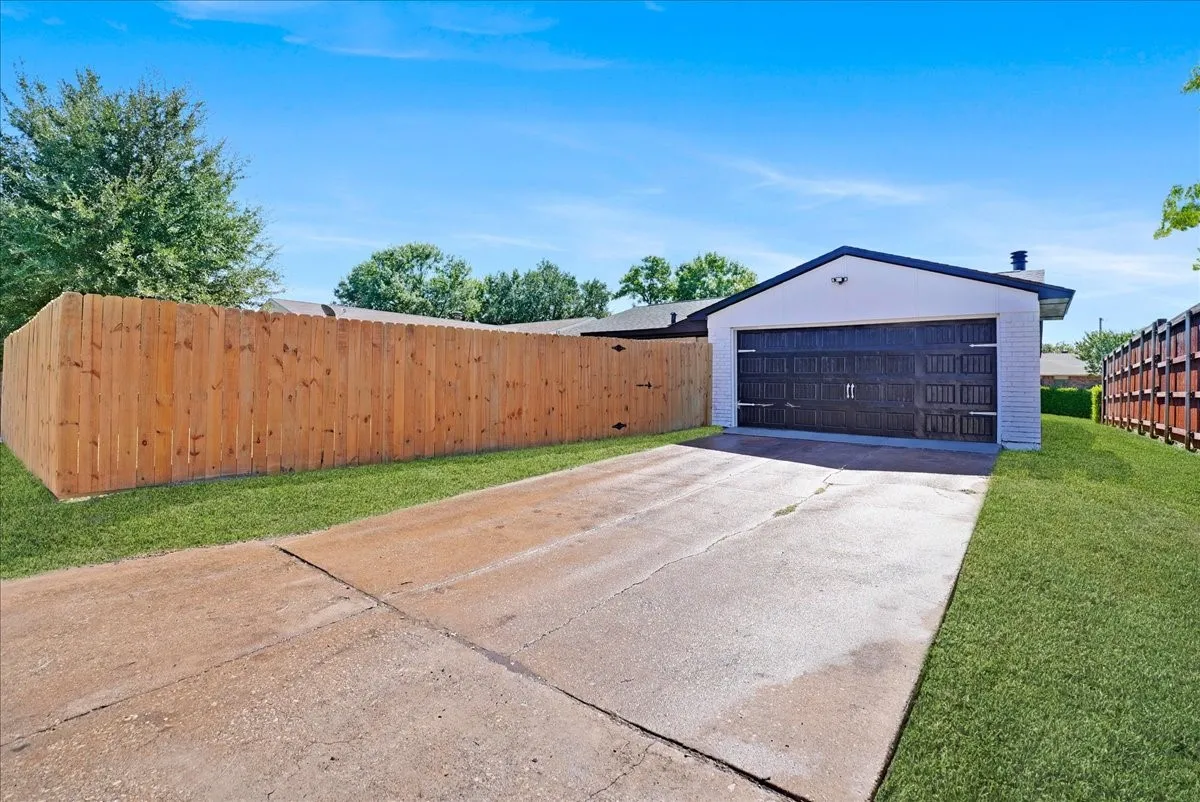 Single Family Residence For Sale in Dallas County , 11615 Featherbrook Drive, Dallas, Texas 75228, 3 Bedroom, 2 Bathroom, 2 Garage spaces, 1,529 Sqft, built in 1978, mls#21408146, Real Estate Agent in Dallas, Homes For Sale in Dallas county, Homes For Sale in Dallas, Realtor in Dallas Texas, Real Estate Brokerage Independent Realty Texas, Luminita Cordes Realtor