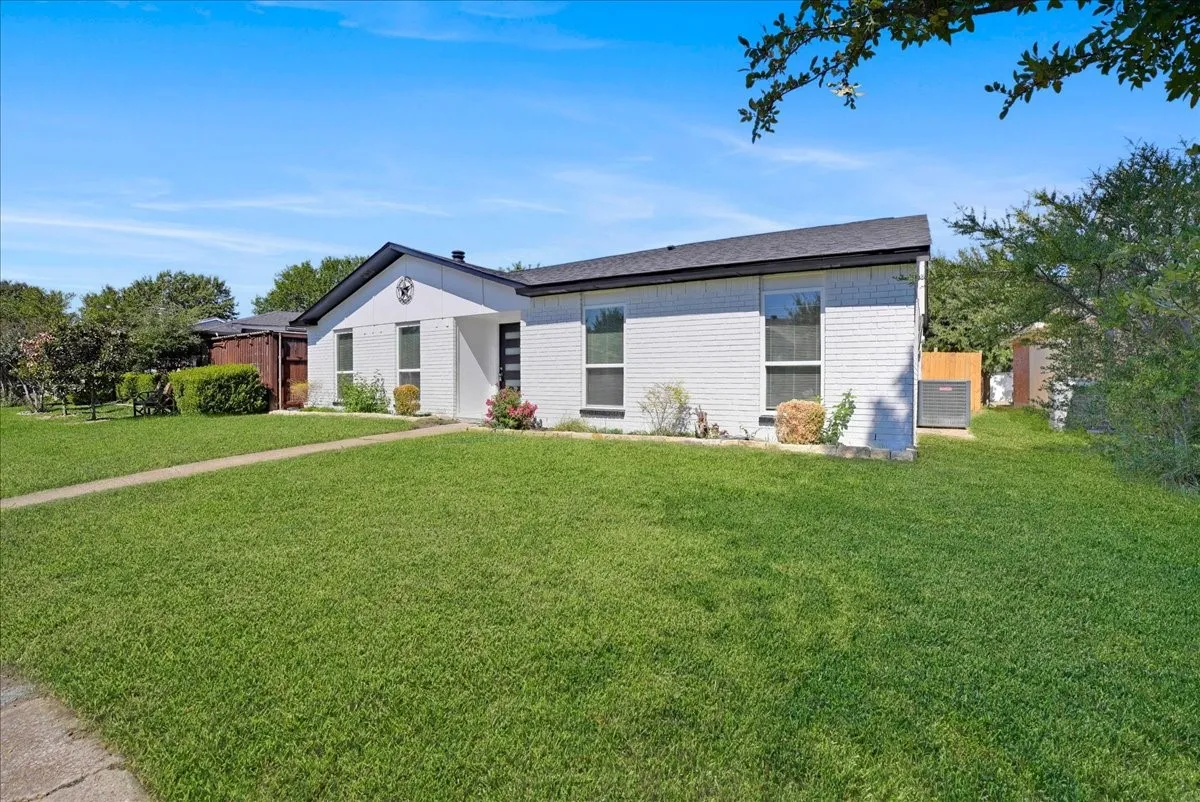 Single Family Residence For Sale in Dallas County , 11615 Featherbrook Drive, Dallas, Texas 75228, 3 Bedroom, 2 Bathroom, 2 Garage spaces, 1,529 Sqft, built in 1978, mls#21408146, Real Estate Agent in Dallas, Homes For Sale in Dallas county, Homes For Sale in Dallas, Realtor in Dallas Texas, Real Estate Brokerage Independent Realty Texas, Luminita Cordes Realtor