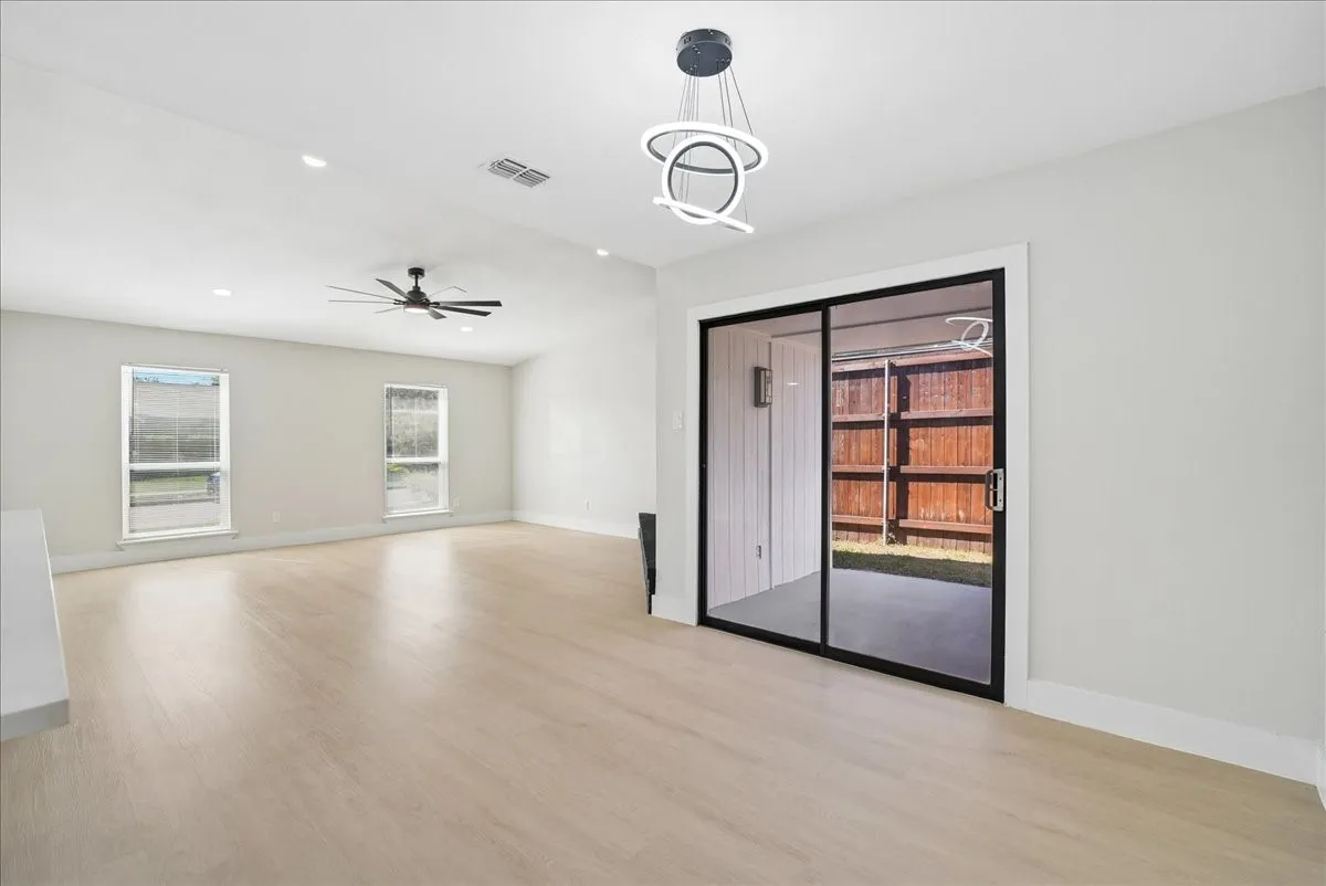 Single Family Residence For Sale in Dallas County , 11615 Featherbrook Drive, Dallas, Texas 75228, 3 Bedroom, 2 Bathroom, 2 Garage spaces, 1,529 Sqft, built in 1978, mls#21408146, Real Estate Agent in Dallas, Homes For Sale in Dallas county, Homes For Sale in Dallas, Realtor in Dallas Texas, Real Estate Brokerage Independent Realty Texas, Luminita Cordes Realtor