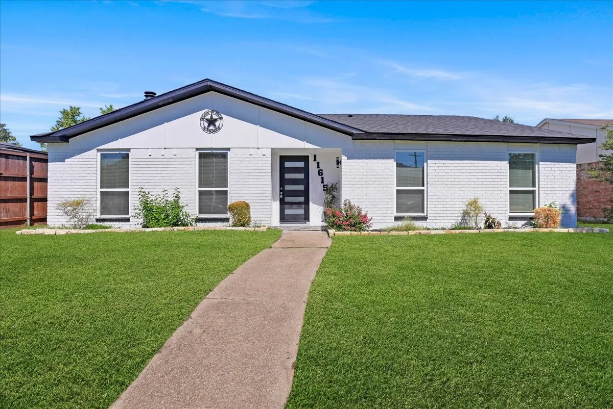 Single Family Residence For Sale in Dallas County , 11615 Featherbrook Drive, Dallas, Texas 75228, 3 Bedroom, 2 Bathroom, 2 Garage spaces, 1,529 Sqft, built in 1978, mls#21408146, Real Estate Agent in Dallas, Homes For Sale in Dallas county, Homes For Sale in Dallas, Realtor in Dallas Texas, Real Estate Brokerage Independent Realty Texas, Luminita Cordes Realtor