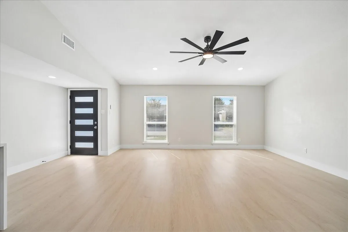 Single Family Residence For Sale in Dallas County , 11615 Featherbrook Drive, Dallas, Texas 75228, 3 Bedroom, 2 Bathroom, 2 Garage spaces, 1,529 Sqft, built in 1978, mls#21408146, Real Estate Agent in Dallas, Homes For Sale in Dallas county, Homes For Sale in Dallas, Realtor in Dallas Texas, Real Estate Brokerage Independent Realty Texas, Luminita Cordes Realtor
