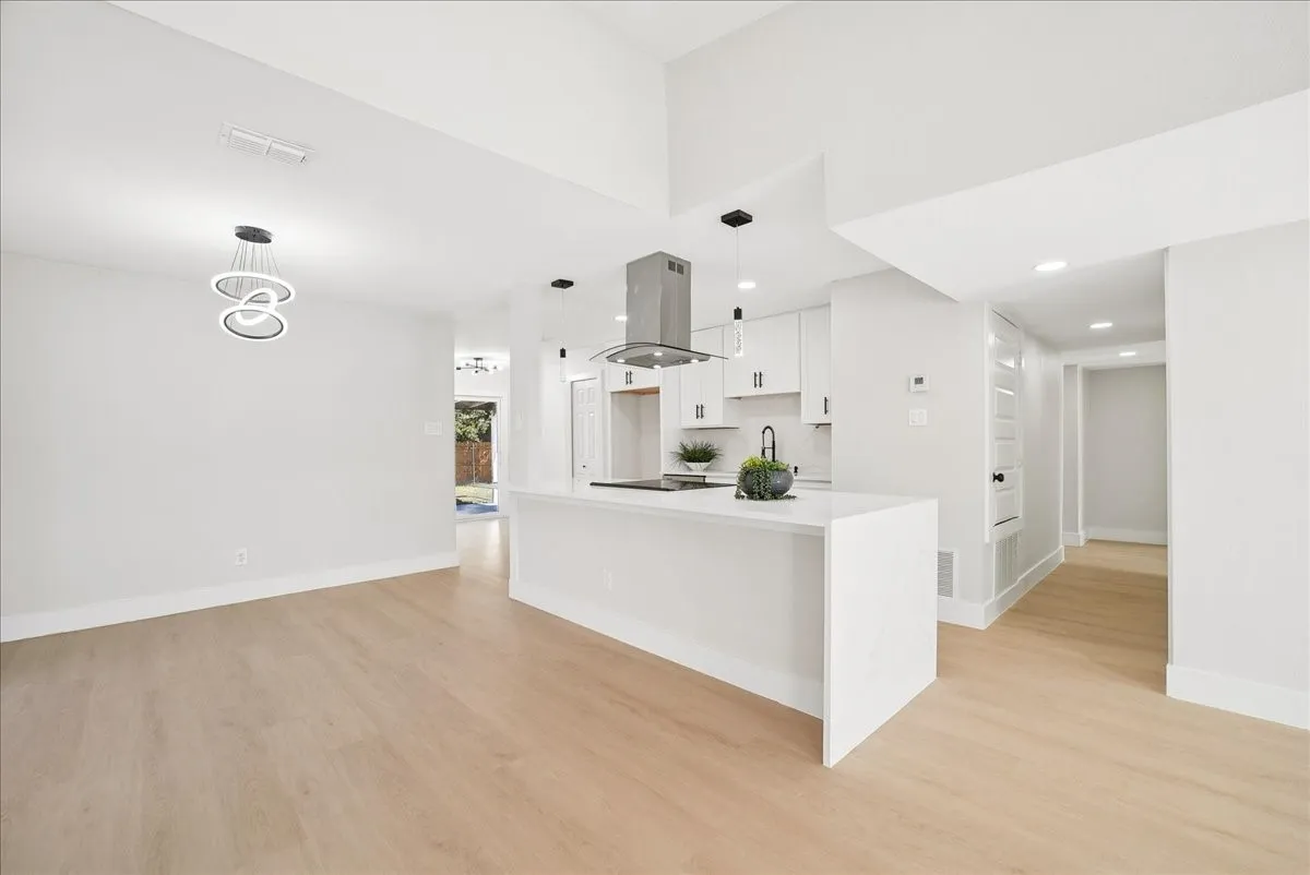 Single Family Residence For Sale in Dallas County , 11615 Featherbrook Drive, Dallas, Texas 75228, 3 Bedroom, 2 Bathroom, 2 Garage spaces, 1,529 Sqft, built in 1978, mls#21408146, Real Estate Agent in Dallas, Homes For Sale in Dallas county, Homes For Sale in Dallas, Realtor in Dallas Texas, Real Estate Brokerage Independent Realty Texas, Luminita Cordes Realtor
