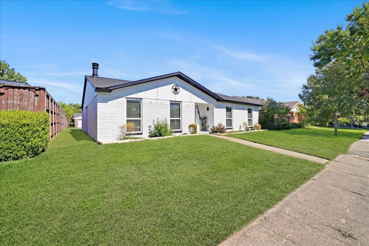 Single Family Residence For Sale in Dallas County , 11615 Featherbrook Drive, Dallas, Texas 75228, 3 Bedroom, 2 Bathroom, 2 Garage spaces, 1,529 Sqft, built in 1978, mls#21408146, Real Estate Agent in Dallas, Homes For Sale in Dallas county, Homes For Sale in Dallas, Realtor in Dallas Texas, Real Estate Brokerage Independent Realty Texas, Luminita Cordes Realtor