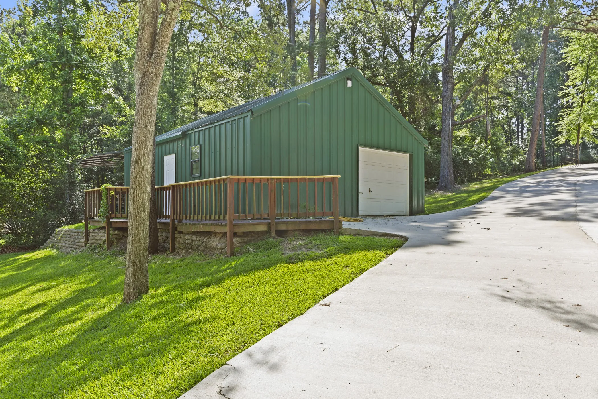 Single Family Residence For Sale in Smith County , 18630 Eastside Road, Troup, Texas 75789, 2 Bedroom, 2 Bathroom, Garage spaces, 2,048 Sqft, built in 1997, mls#21408156, Real Estate Agent in Troup, Homes For Sale in Smith county, Homes For Sale in Troup, Realtor in Troup Texas, Real Estate Brokerage Independent Realty Texas, Luminita Cordes Realtor
