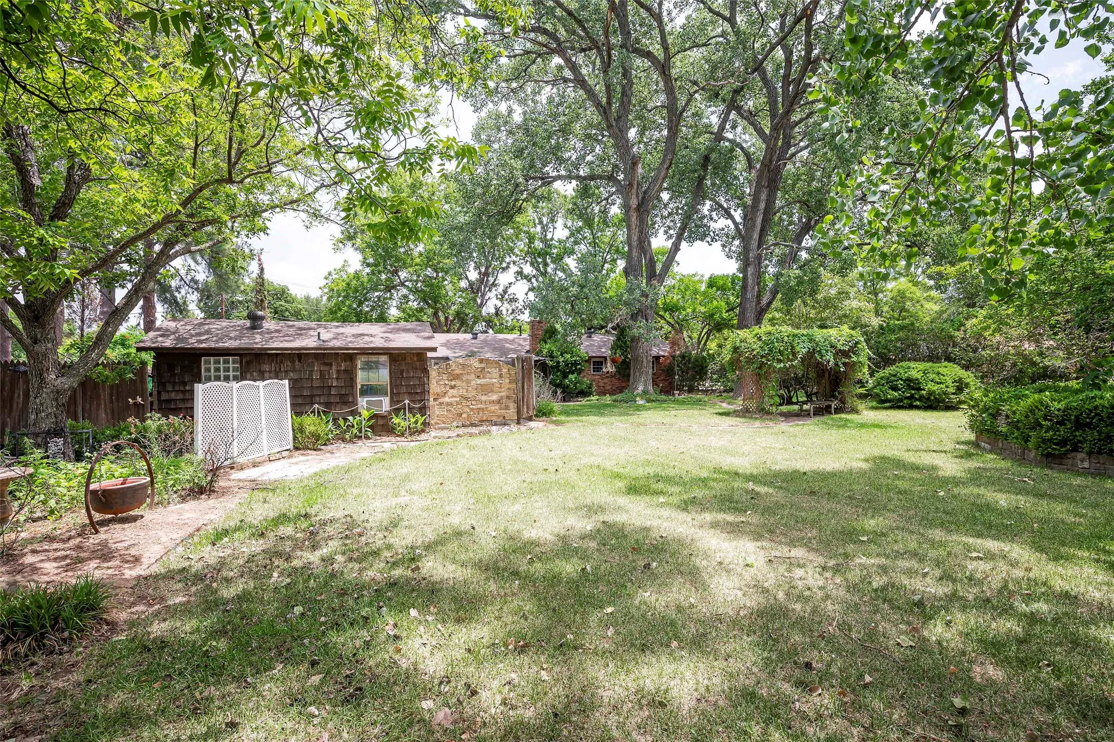 Single Family Residence For Rent in Tarrant County , 5100 Rose Street, Colleyville, Texas 76034, 3 Bedroom, 2 Bathroom, 2 Garage spaces, 1,456 Sqft, built in 1968, mls#21407829, Real Estate Agent in Colleyville, Homes For Rent in Tarrant county, Homes For Rent in Colleyville, Realtor in Colleyville Texas, Real Estate Brokerage Independent Realty Texas, Luminita Cordes Realtor
