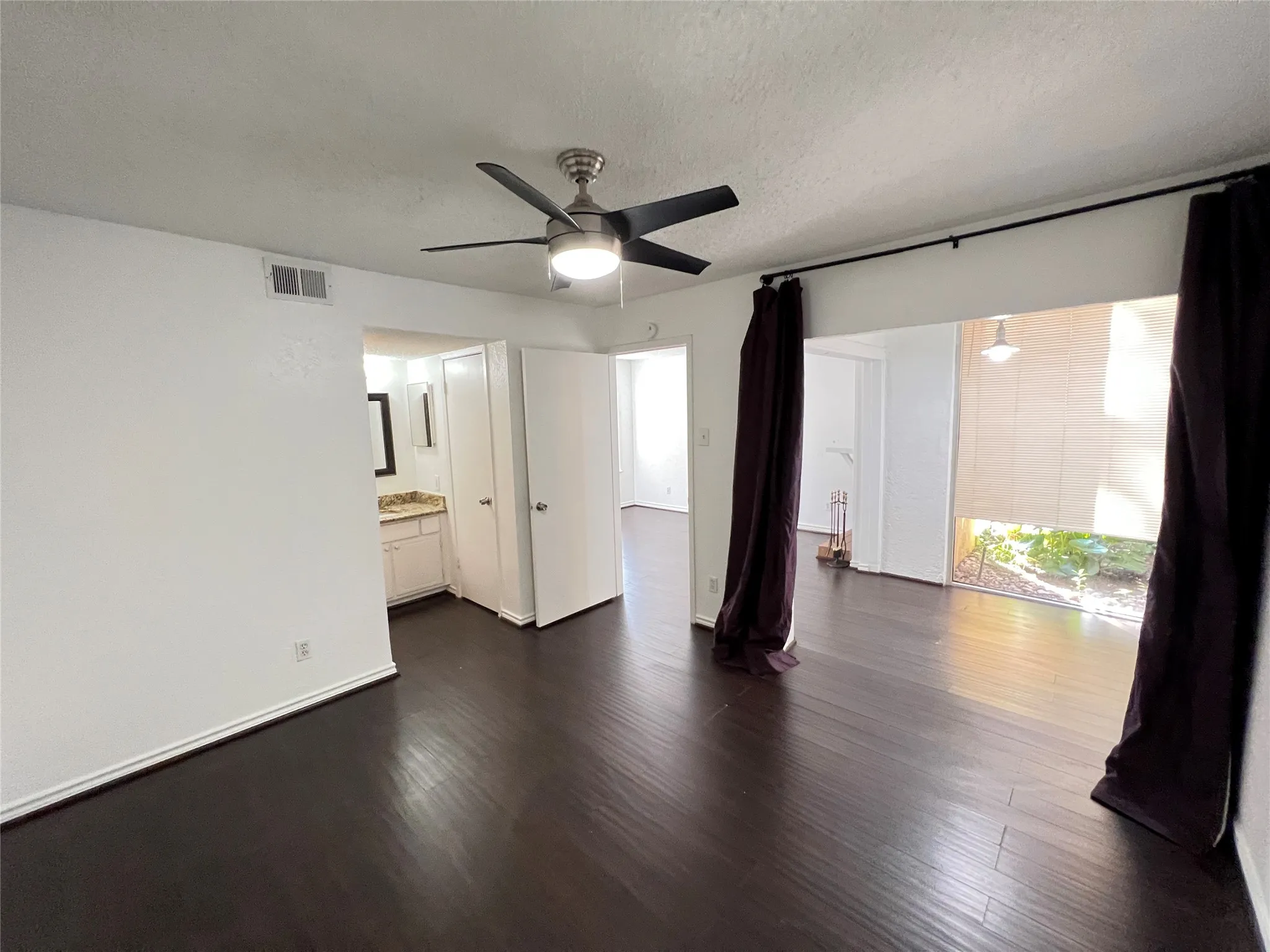 Apartment For Rent in Dallas County , 4044 Buena Vista Street 103, Dallas, Texas 75204, 1 Bedroom, 1 Bathroom, Garage spaces, 544 Sqft, built in 1972, mls#21408166, Real Estate Agent in Dallas, Homes For Rent in Dallas county, Homes For Rent in Dallas, Realtor in Dallas Texas, Real Estate Brokerage Independent Realty Texas, Luminita Cordes Realtor