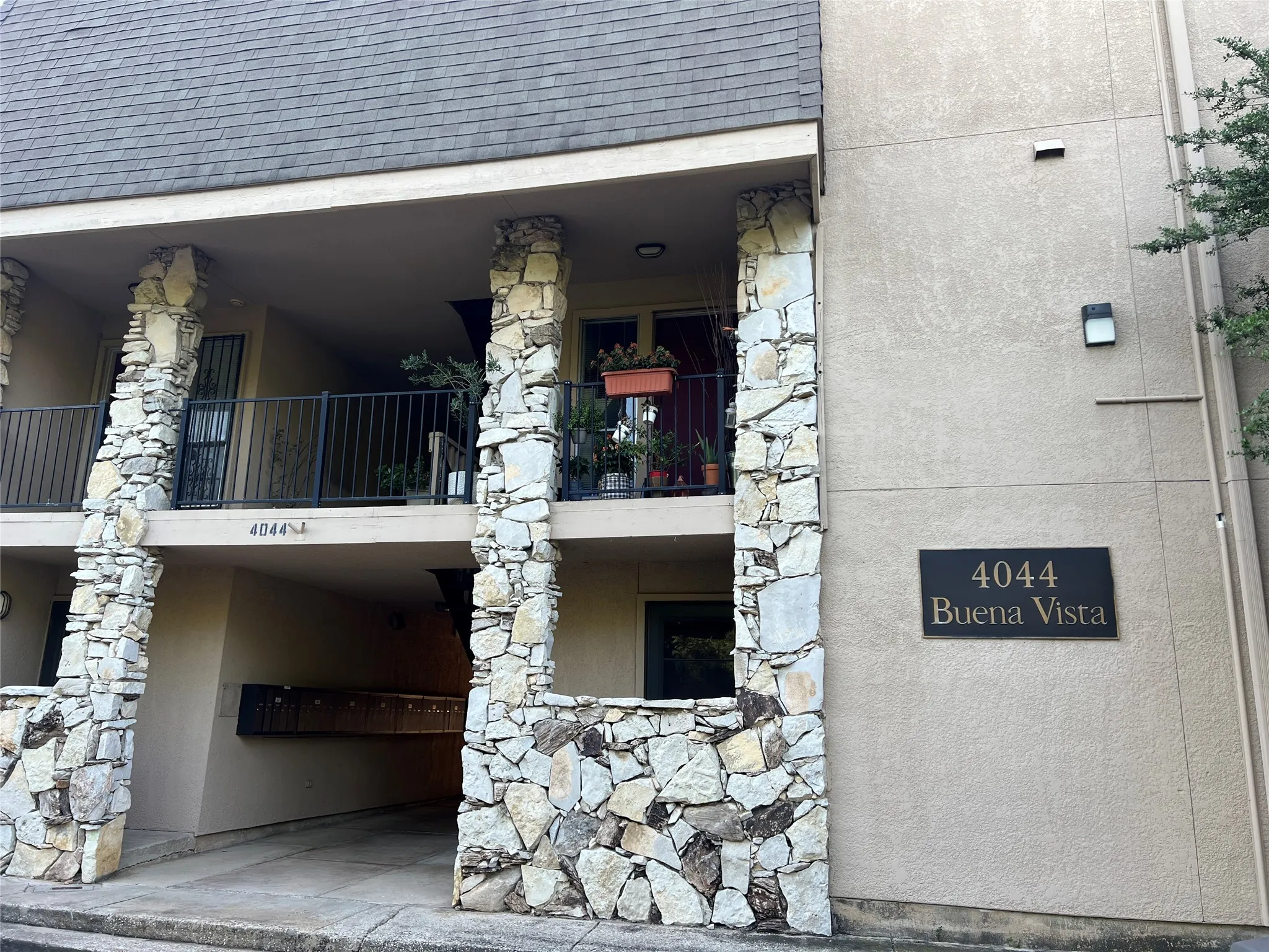 Apartment For Rent in Dallas County , 4044 Buena Vista Street 103, Dallas, Texas 75204, 1 Bedroom, 1 Bathroom, Garage spaces, 544 Sqft, built in 1972, mls#21408166, Real Estate Agent in Dallas, Homes For Rent in Dallas county, Homes For Rent in Dallas, Realtor in Dallas Texas, Real Estate Brokerage Independent Realty Texas, Luminita Cordes Realtor