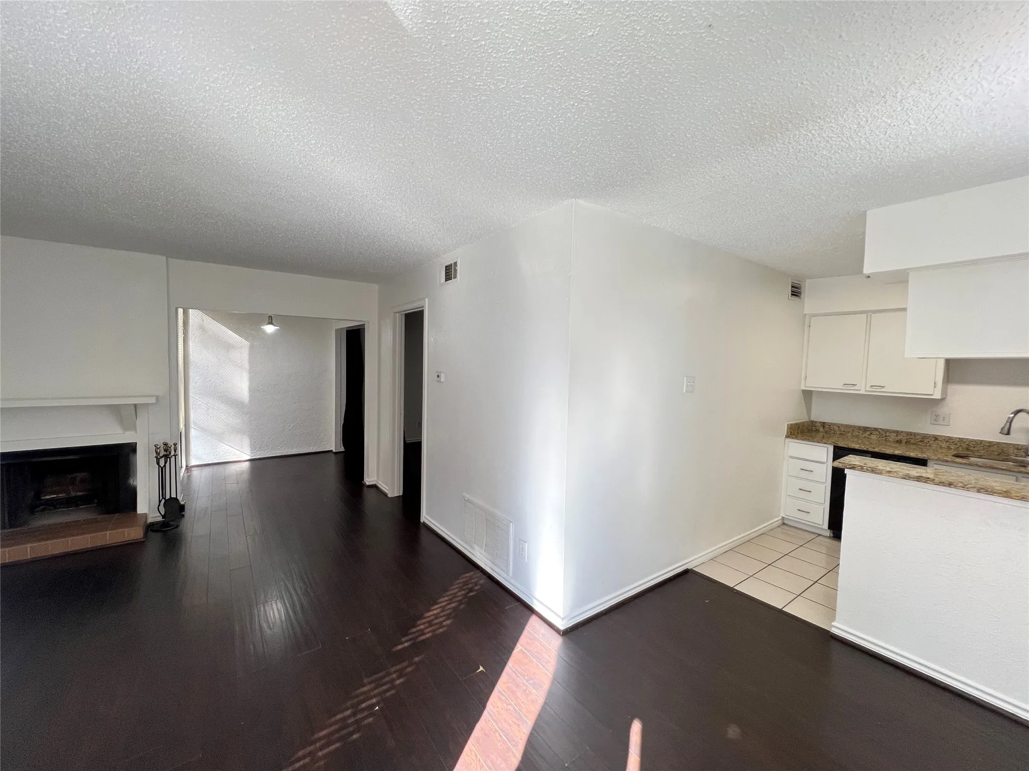 Apartment For Rent in Dallas County , 4044 Buena Vista Street 103, Dallas, Texas 75204, 1 Bedroom, 1 Bathroom, Garage spaces, 544 Sqft, built in 1972, mls#21408166, Real Estate Agent in Dallas, Homes For Rent in Dallas county, Homes For Rent in Dallas, Realtor in Dallas Texas, Real Estate Brokerage Independent Realty Texas, Luminita Cordes Realtor