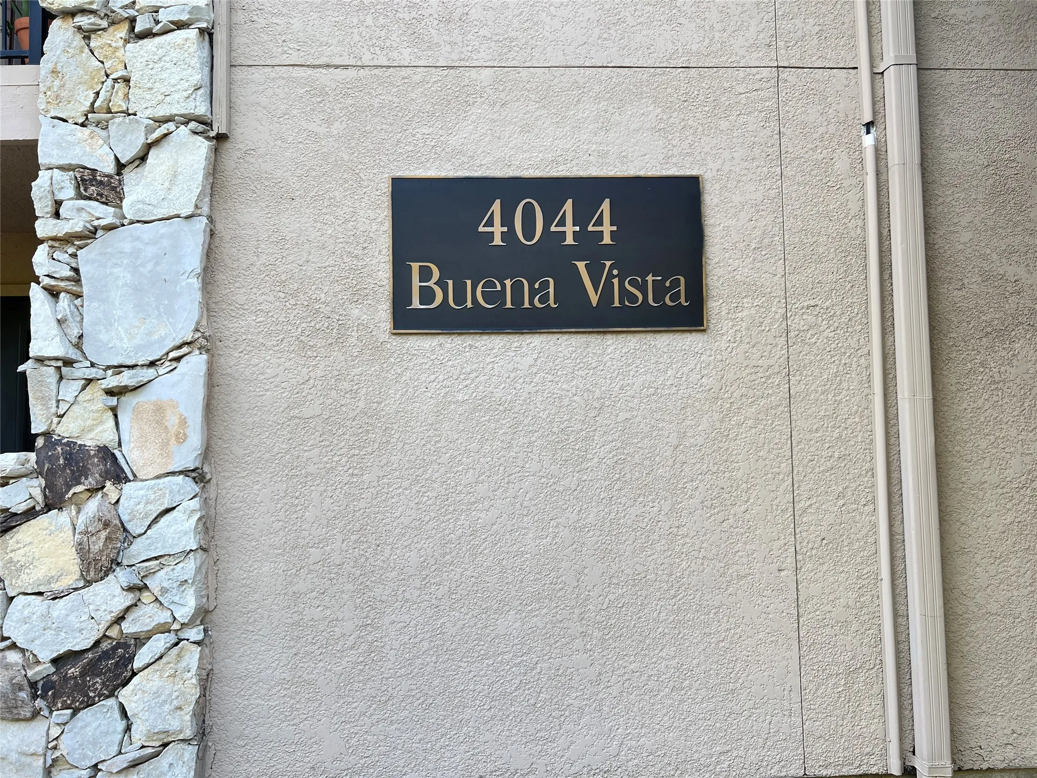 Apartment For Rent in Dallas County , 4044 Buena Vista Street 103, Dallas, Texas 75204, 1 Bedroom, 1 Bathroom, Garage spaces, 544 Sqft, built in 1972, mls#21408166, Real Estate Agent in Dallas, Homes For Rent in Dallas county, Homes For Rent in Dallas, Realtor in Dallas Texas, Real Estate Brokerage Independent Realty Texas, Luminita Cordes Realtor