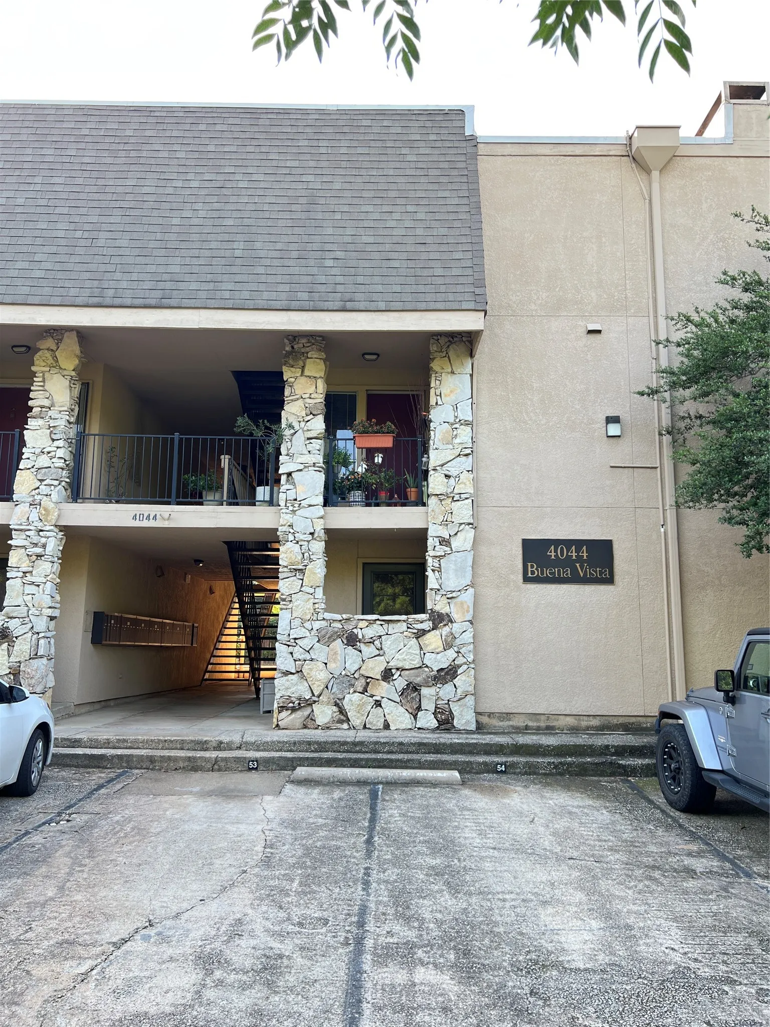 Apartment For Rent in Dallas County , 4044 Buena Vista Street 103, Dallas, Texas 75204, 1 Bedroom, 1 Bathroom, Garage spaces, 544 Sqft, built in 1972, mls#21408166, Real Estate Agent in Dallas, Homes For Rent in Dallas county, Homes For Rent in Dallas, Realtor in Dallas Texas, Real Estate Brokerage Independent Realty Texas, Luminita Cordes Realtor