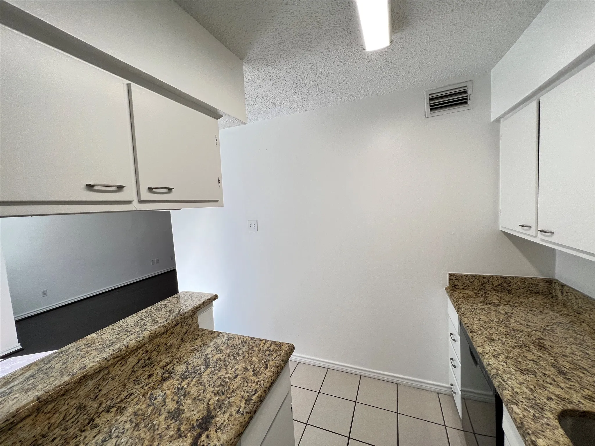 Apartment For Rent in Dallas County , 4044 Buena Vista Street 103, Dallas, Texas 75204, 1 Bedroom, 1 Bathroom, Garage spaces, 544 Sqft, built in 1972, mls#21408166, Real Estate Agent in Dallas, Homes For Rent in Dallas county, Homes For Rent in Dallas, Realtor in Dallas Texas, Real Estate Brokerage Independent Realty Texas, Luminita Cordes Realtor