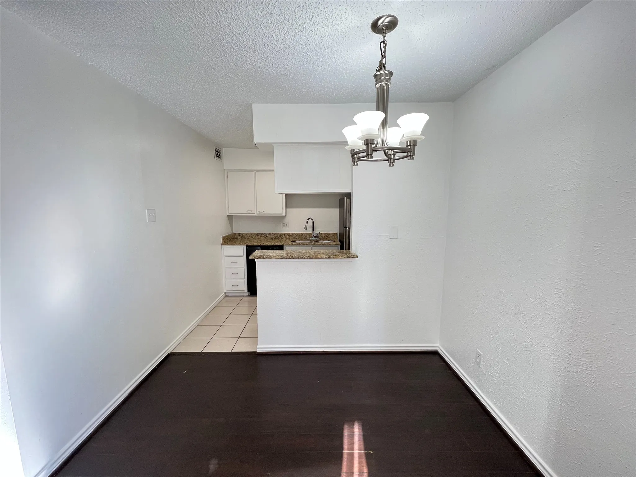 Apartment For Rent in Dallas County , 4044 Buena Vista Street 103, Dallas, Texas 75204, 1 Bedroom, 1 Bathroom, Garage spaces, 544 Sqft, built in 1972, mls#21408166, Real Estate Agent in Dallas, Homes For Rent in Dallas county, Homes For Rent in Dallas, Realtor in Dallas Texas, Real Estate Brokerage Independent Realty Texas, Luminita Cordes Realtor