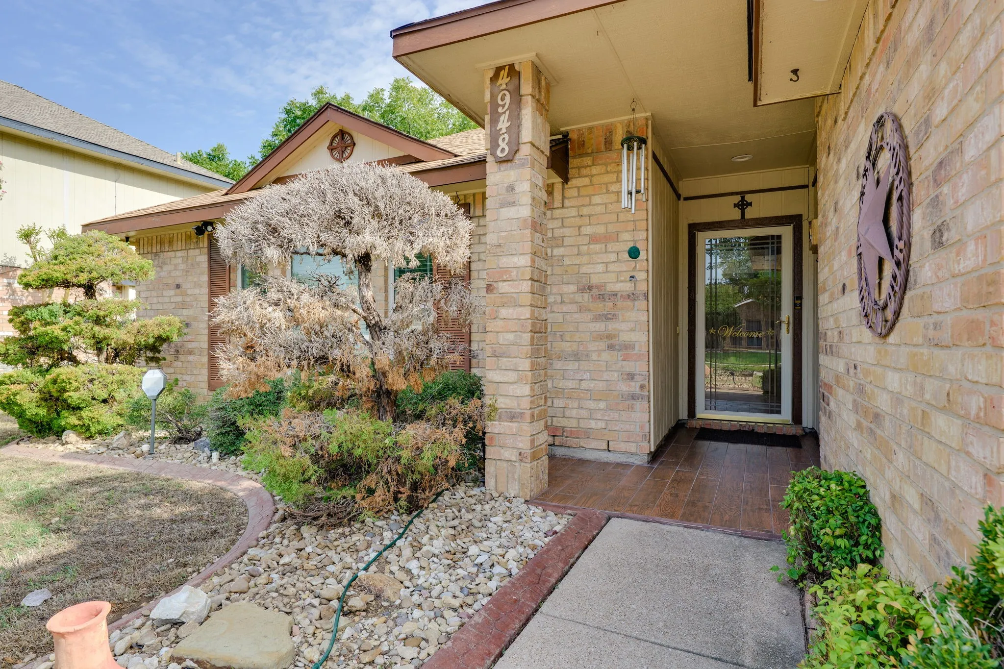 Single Family Residence For Sale in Tarrant County , 4948 Shady Oak Trail, Grand Prairie, Texas 75052, 3 Bedroom, 2 Bathroom, 2 Garage spaces, 1,545 Sqft, built in 1986, mls#21407657, Real Estate Agent in Grand Prairie, Homes For Sale in Tarrant county, Homes For Sale in Grand Prairie, Realtor in Grand Prairie Texas, Real Estate Brokerage Independent Realty Texas, Luminita Cordes Realtor