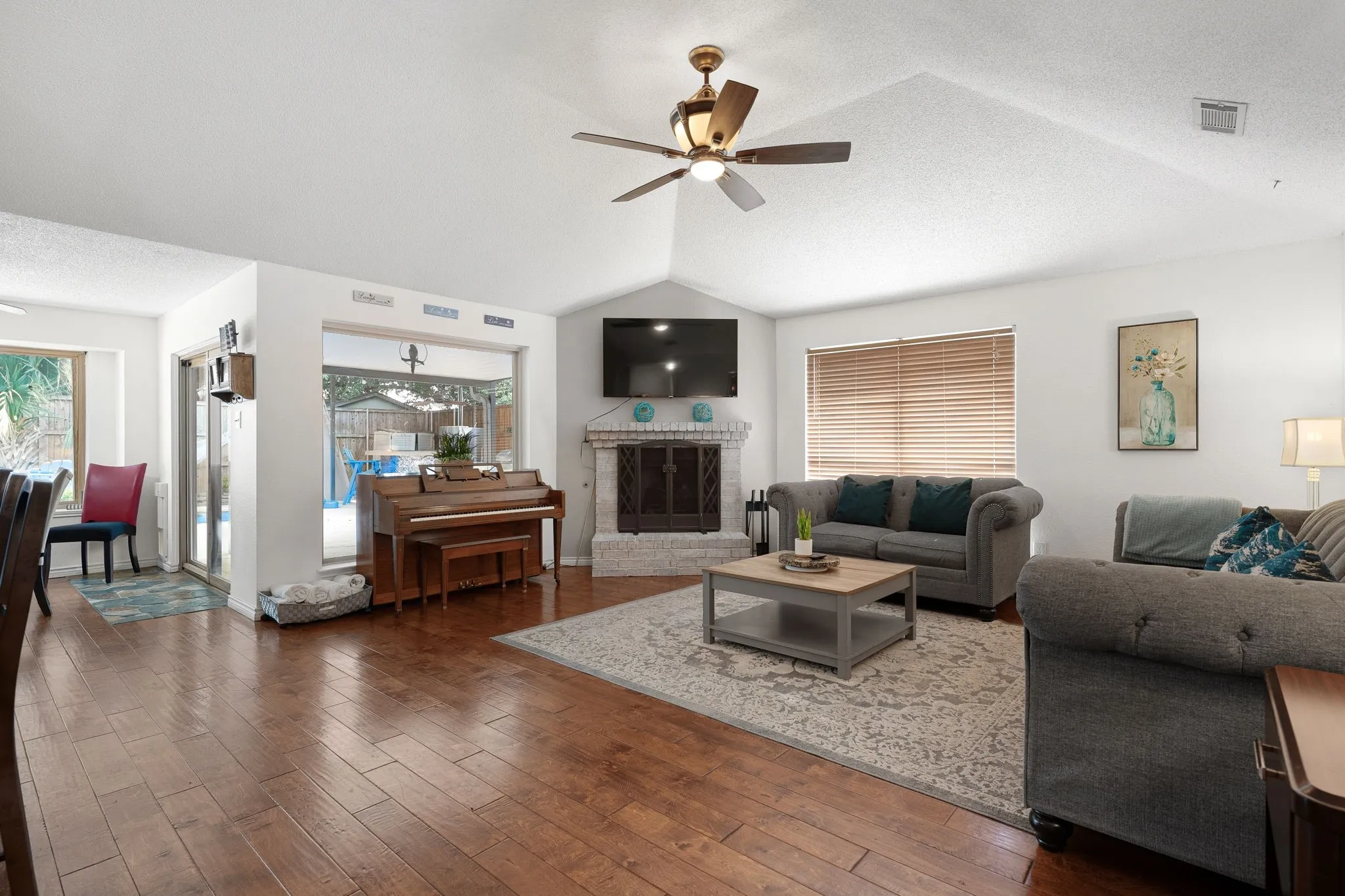 Single Family Residence For Sale in Tarrant County , 4948 Shady Oak Trail, Grand Prairie, Texas 75052, 3 Bedroom, 2 Bathroom, 2 Garage spaces, 1,545 Sqft, built in 1986, mls#21407657, Real Estate Agent in Grand Prairie, Homes For Sale in Tarrant county, Homes For Sale in Grand Prairie, Realtor in Grand Prairie Texas, Real Estate Brokerage Independent Realty Texas, Luminita Cordes Realtor