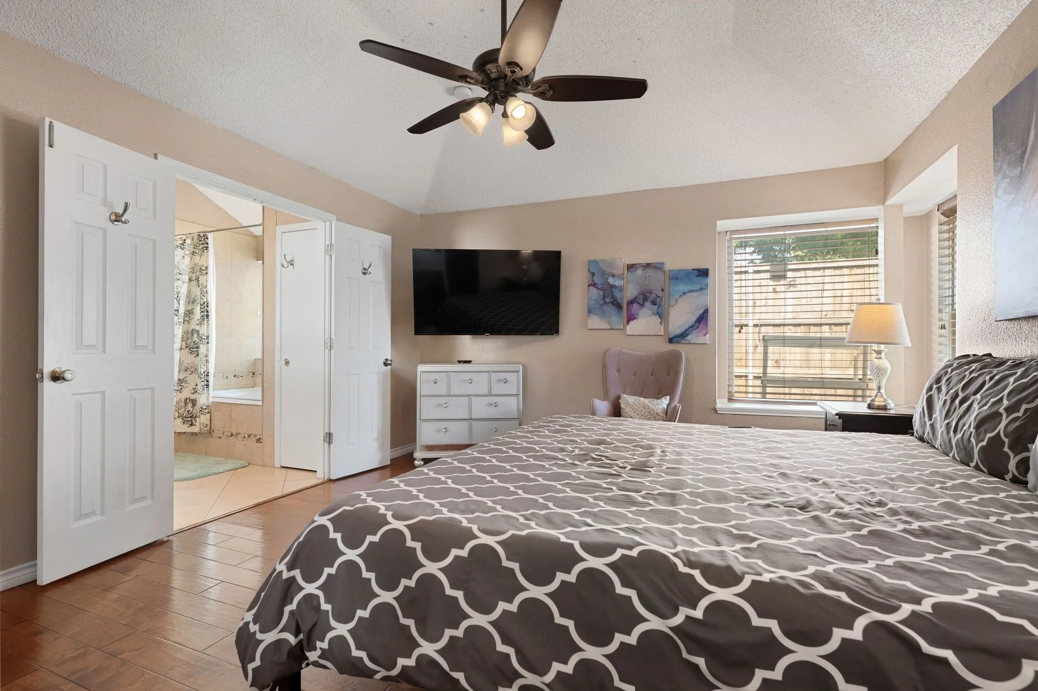 Single Family Residence For Sale in Tarrant County , 4948 Shady Oak Trail, Grand Prairie, Texas 75052, 3 Bedroom, 2 Bathroom, 2 Garage spaces, 1,545 Sqft, built in 1986, mls#21407657, Real Estate Agent in Grand Prairie, Homes For Sale in Tarrant county, Homes For Sale in Grand Prairie, Realtor in Grand Prairie Texas, Real Estate Brokerage Independent Realty Texas, Luminita Cordes Realtor