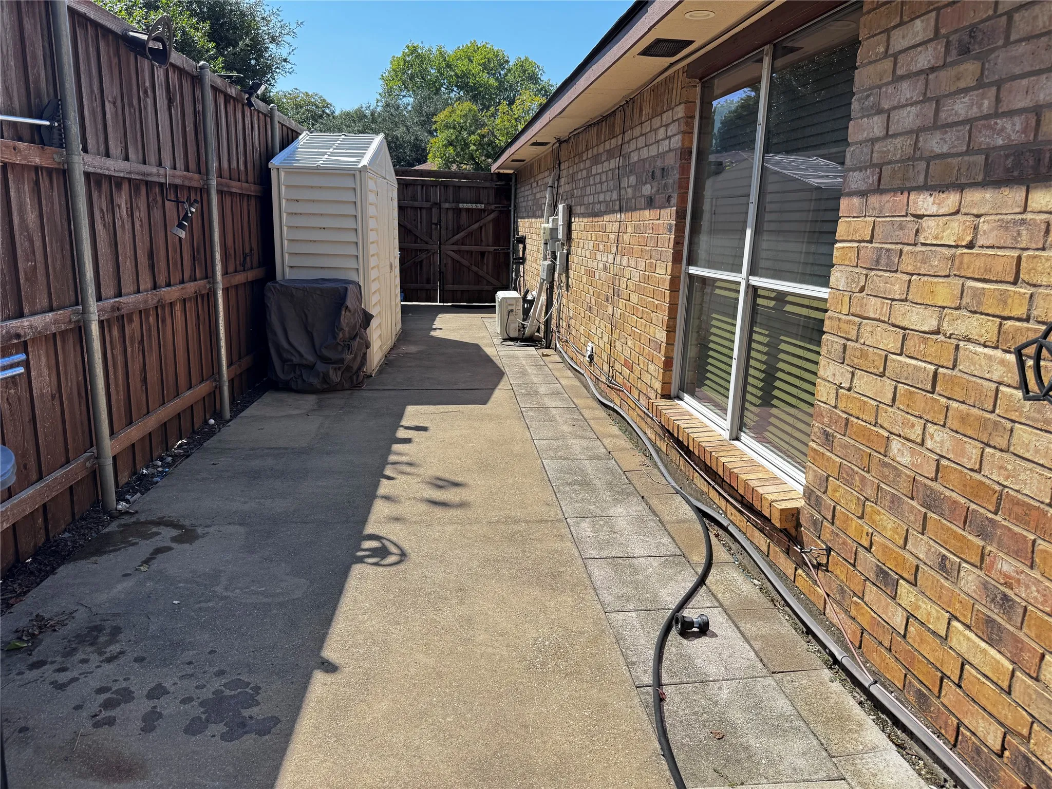 Single Family Residence For Sale in Tarrant County , 4948 Shady Oak Trail, Grand Prairie, Texas 75052, 3 Bedroom, 2 Bathroom, 2 Garage spaces, 1,545 Sqft, built in 1986, mls#21407657, Real Estate Agent in Grand Prairie, Homes For Sale in Tarrant county, Homes For Sale in Grand Prairie, Realtor in Grand Prairie Texas, Real Estate Brokerage Independent Realty Texas, Luminita Cordes Realtor