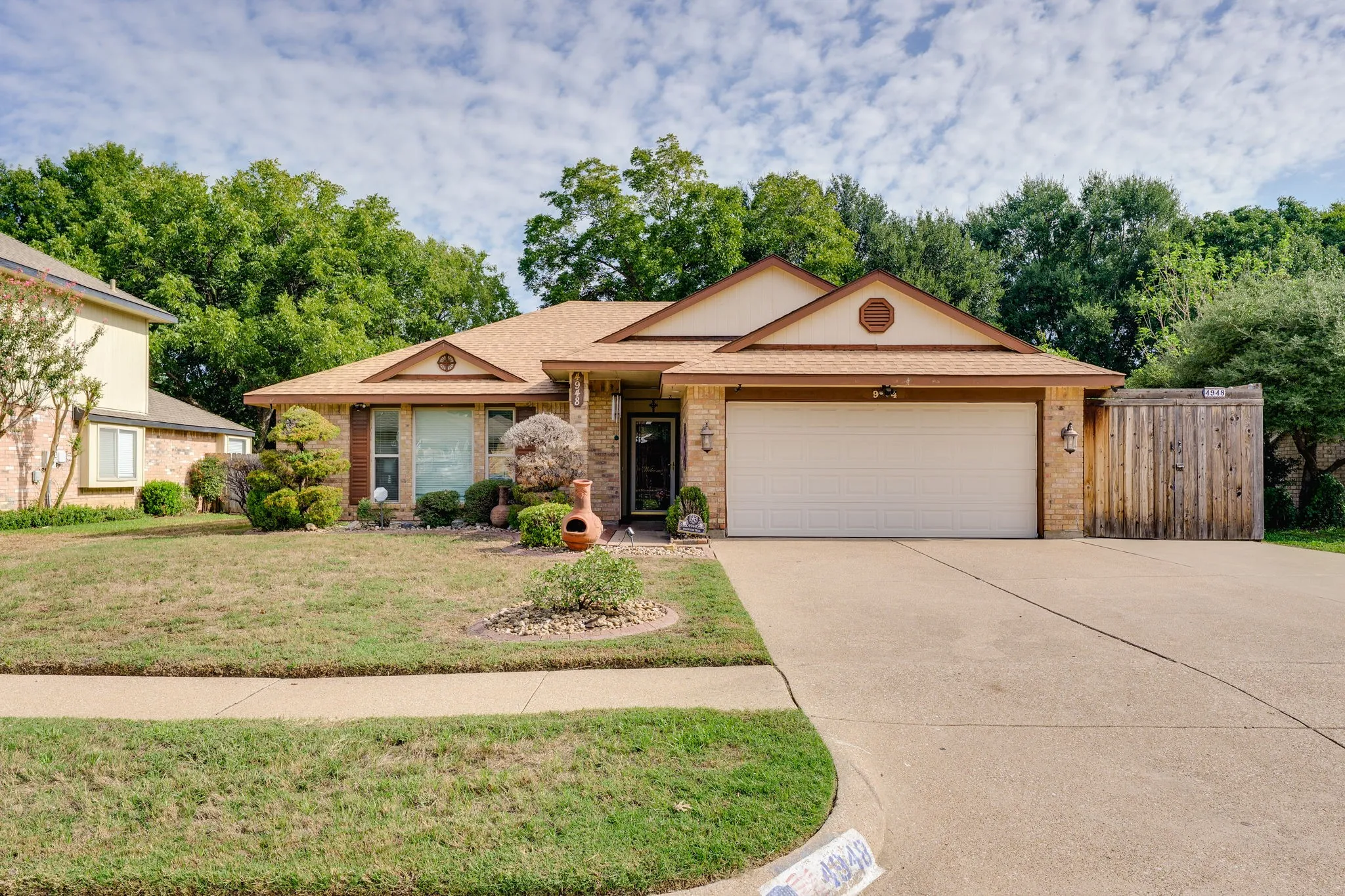 Single Family Residence For Sale in Tarrant County , 4948 Shady Oak Trail, Grand Prairie, Texas 75052, 3 Bedroom, 2 Bathroom, 2 Garage spaces, 1,545 Sqft, built in 1986, mls#21407657, Real Estate Agent in Grand Prairie, Homes For Sale in Tarrant county, Homes For Sale in Grand Prairie, Realtor in Grand Prairie Texas, Real Estate Brokerage Independent Realty Texas, Luminita Cordes Realtor