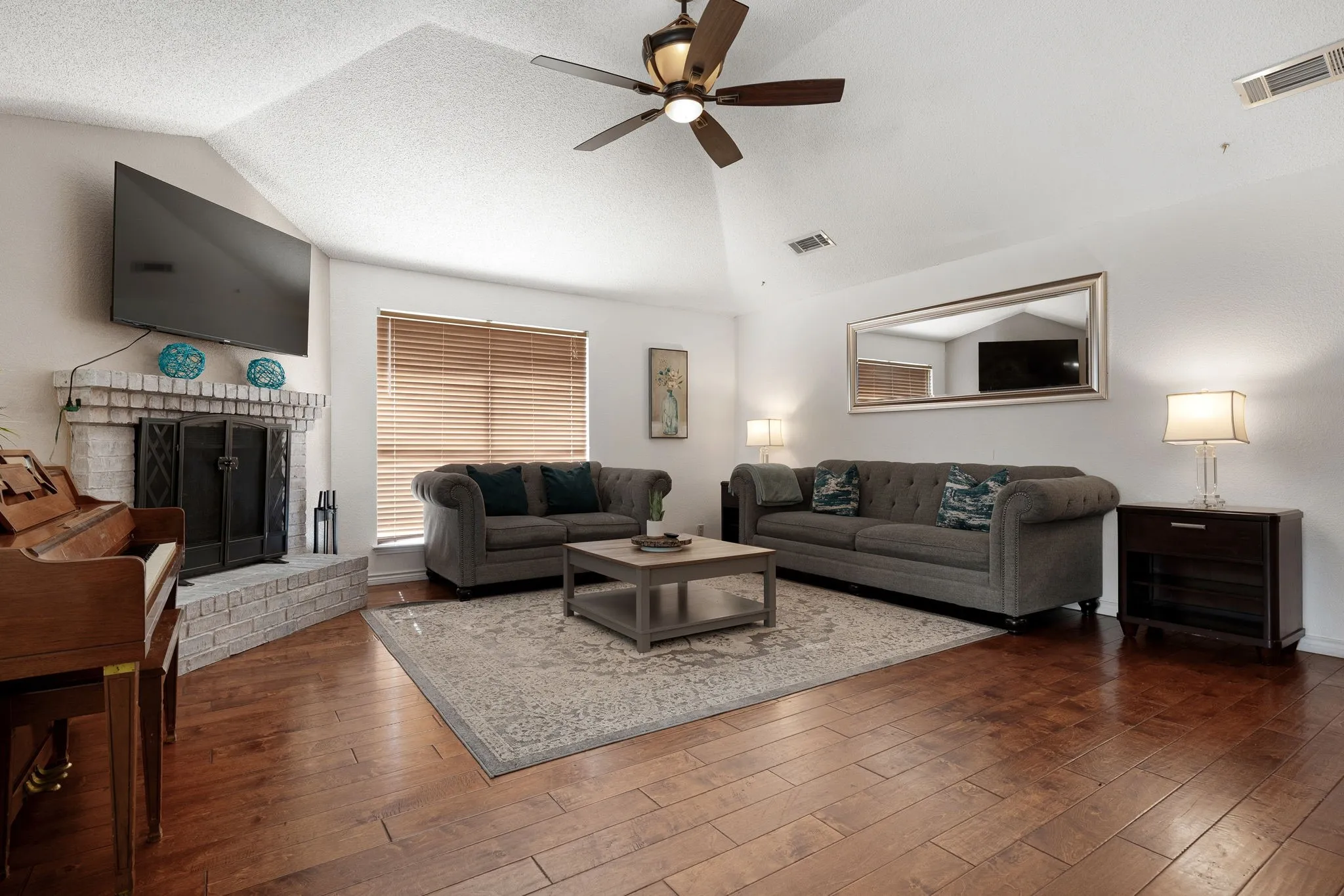Single Family Residence For Sale in Tarrant County , 4948 Shady Oak Trail, Grand Prairie, Texas 75052, 3 Bedroom, 2 Bathroom, 2 Garage spaces, 1,545 Sqft, built in 1986, mls#21407657, Real Estate Agent in Grand Prairie, Homes For Sale in Tarrant county, Homes For Sale in Grand Prairie, Realtor in Grand Prairie Texas, Real Estate Brokerage Independent Realty Texas, Luminita Cordes Realtor