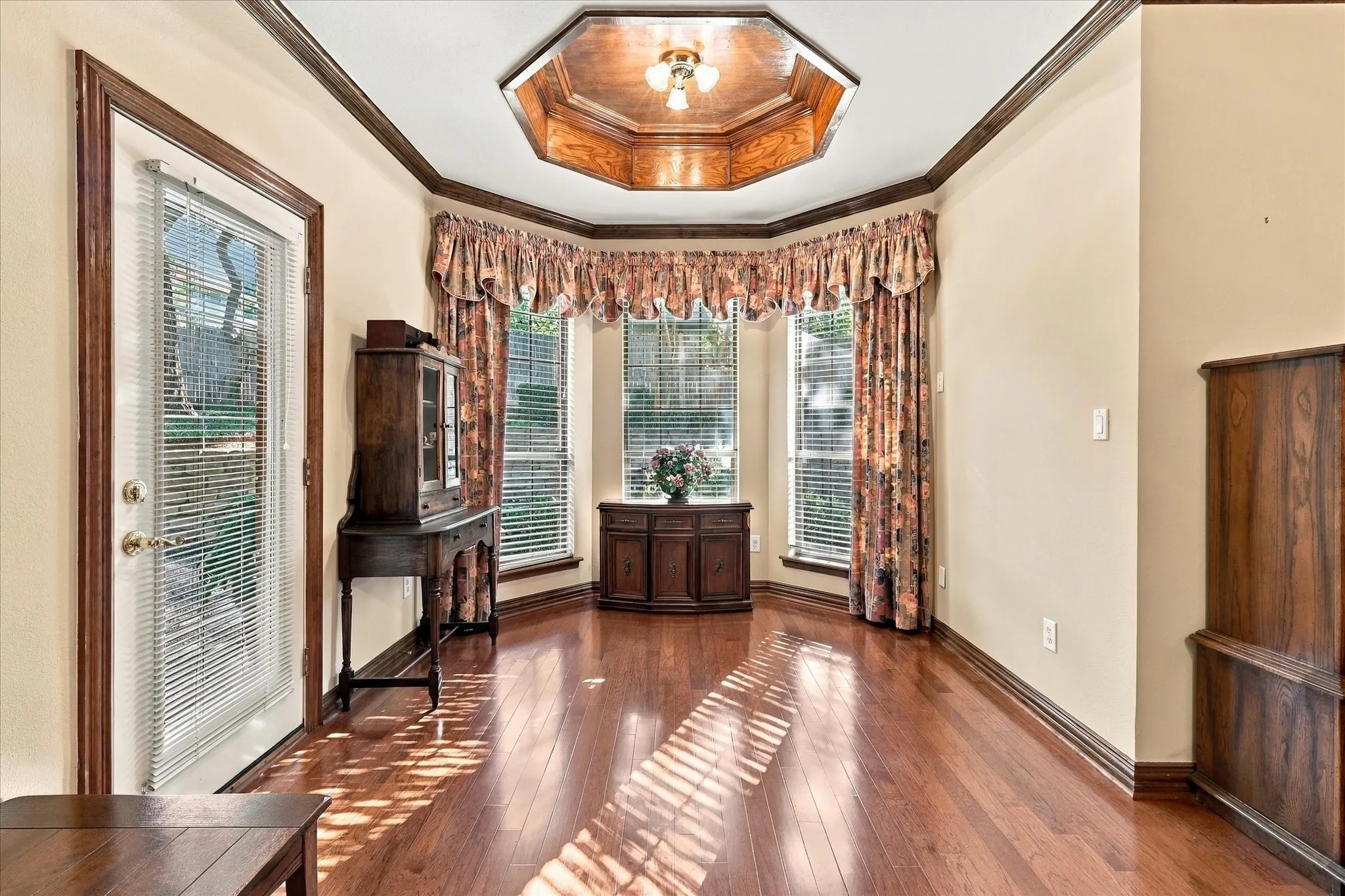 Single Family Residence For Sale in Denton County , 1912 Kipling Drive, Flower Mound, Texas 75022, 4 Bedroom, 4 Bathroom, 3 Garage spaces, 3,440 Sqft, built in 1994, mls#21398051, Real Estate Agent in Flower Mound, Homes For Sale in Denton county, Homes For Sale in Flower Mound, Realtor in Flower Mound Texas, Real Estate Brokerage Independent Realty Texas, Luminita Cordes Realtor