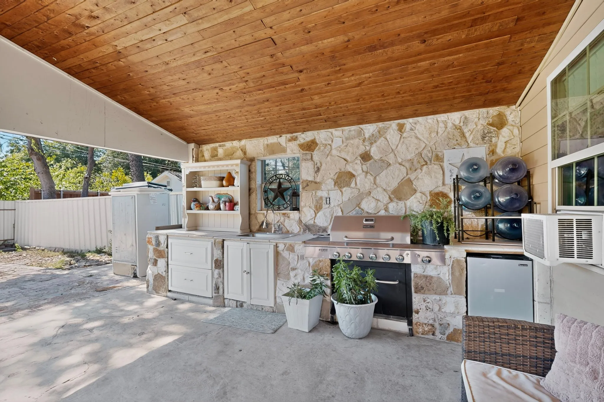 Single Family Residence For Sale in Dallas County , 2520 Hillsboro Avenue, Dallas, Texas 75228, 5 Bedroom, 3 Bathroom, Garage spaces, 1,962 Sqft, built in 1957, mls#21404822, Real Estate Agent in Dallas, Homes For Sale in Dallas county, Homes For Sale in Dallas, Realtor in Dallas Texas, Real Estate Brokerage Independent Realty Texas, Luminita Cordes Realtor