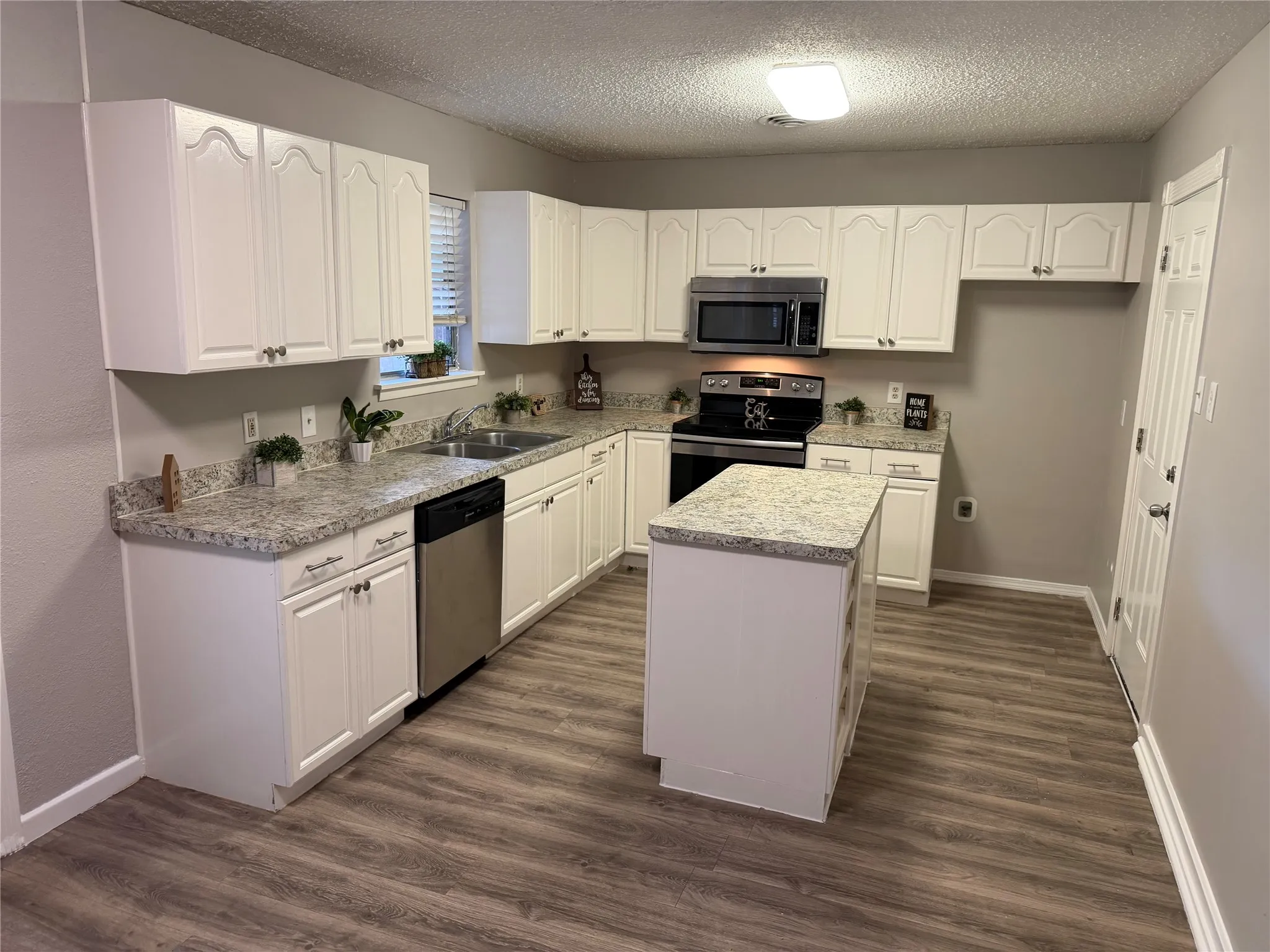 Single Family Residence For Rent in Tarrant County , 1213 Mary Drive, Hurst, Texas 76053, 4 Bedroom, 2 Bathroom, 2 Garage spaces, 1,453 Sqft, built in 1959, mls#21408157, Real Estate Agent in Hurst, Homes For Rent in Tarrant county, Homes For Rent in Hurst, Realtor in Hurst Texas, Real Estate Brokerage Independent Realty Texas, Luminita Cordes Realtor