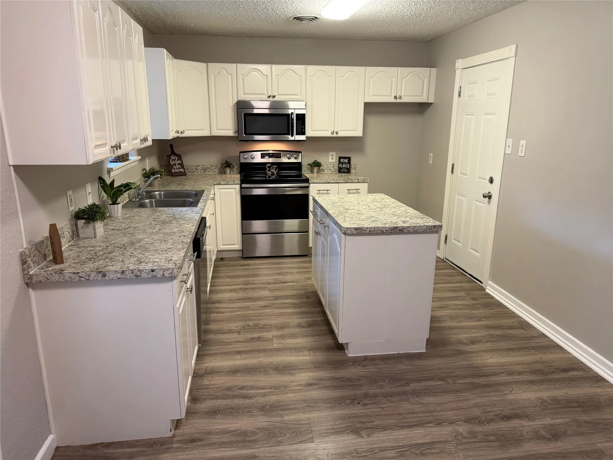 Single Family Residence For Rent in Tarrant County , 1213 Mary Drive, Hurst, Texas 76053, 4 Bedroom, 2 Bathroom, 2 Garage spaces, 1,453 Sqft, built in 1959, mls#21408157, Real Estate Agent in Hurst, Homes For Rent in Tarrant county, Homes For Rent in Hurst, Realtor in Hurst Texas, Real Estate Brokerage Independent Realty Texas, Luminita Cordes Realtor