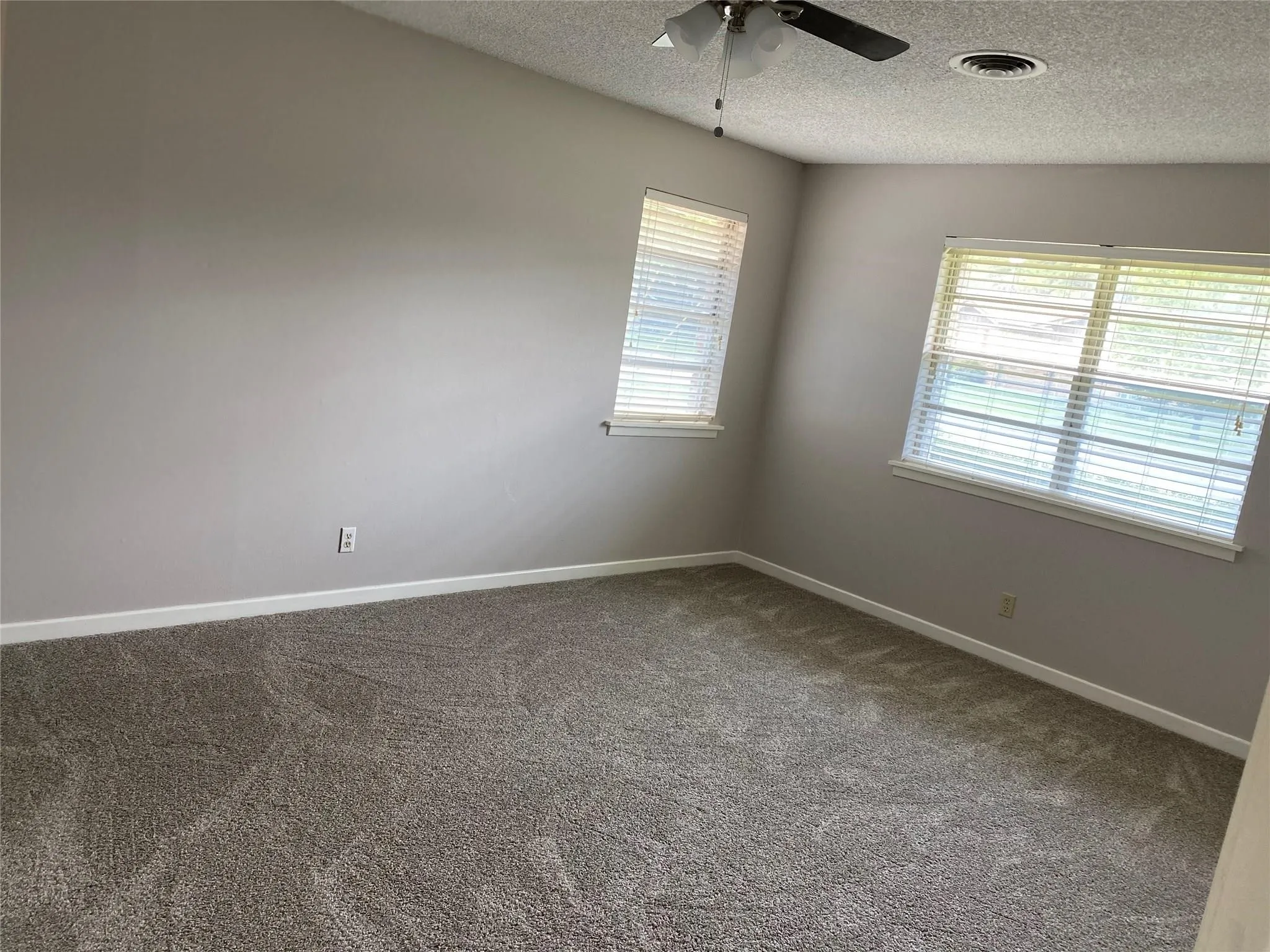 Single Family Residence For Rent in Tarrant County , 1213 Mary Drive, Hurst, Texas 76053, 4 Bedroom, 2 Bathroom, 2 Garage spaces, 1,453 Sqft, built in 1959, mls#21408157, Real Estate Agent in Hurst, Homes For Rent in Tarrant county, Homes For Rent in Hurst, Realtor in Hurst Texas, Real Estate Brokerage Independent Realty Texas, Luminita Cordes Realtor