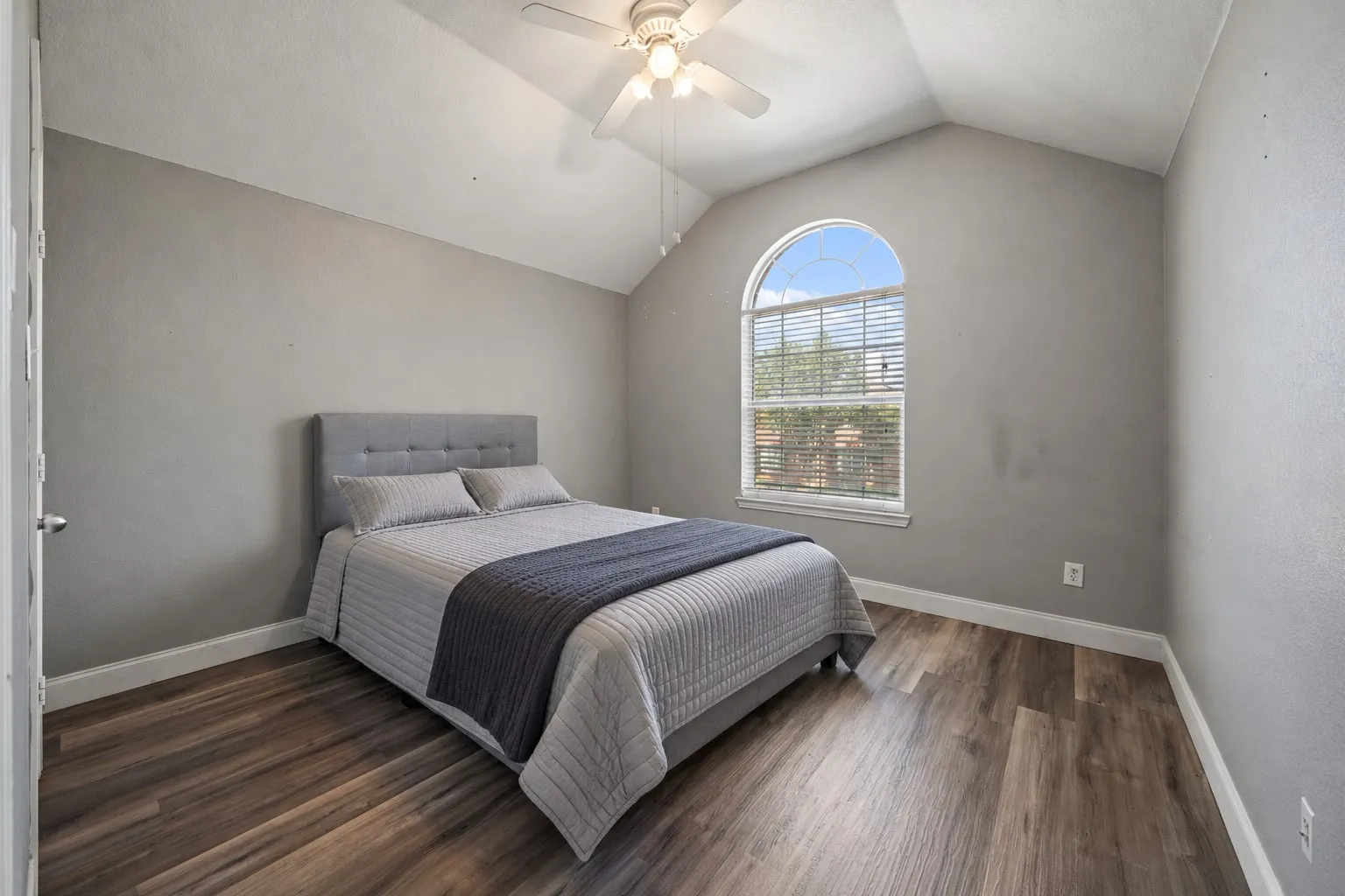 Single Family Residence For Sale in Tarrant County , 5104 Postwood Drive, Fort Worth, Texas 76244, 5 Bedroom, 3 Bathroom, 2 Garage spaces, 3,224 Sqft, built in 2003, mls#21408048, Real Estate Agent in Fort Worth, Homes For Sale in Tarrant county, Homes For Sale in Fort Worth, Realtor in Fort Worth Texas, Real Estate Brokerage Independent Realty Texas, Luminita Cordes Realtor