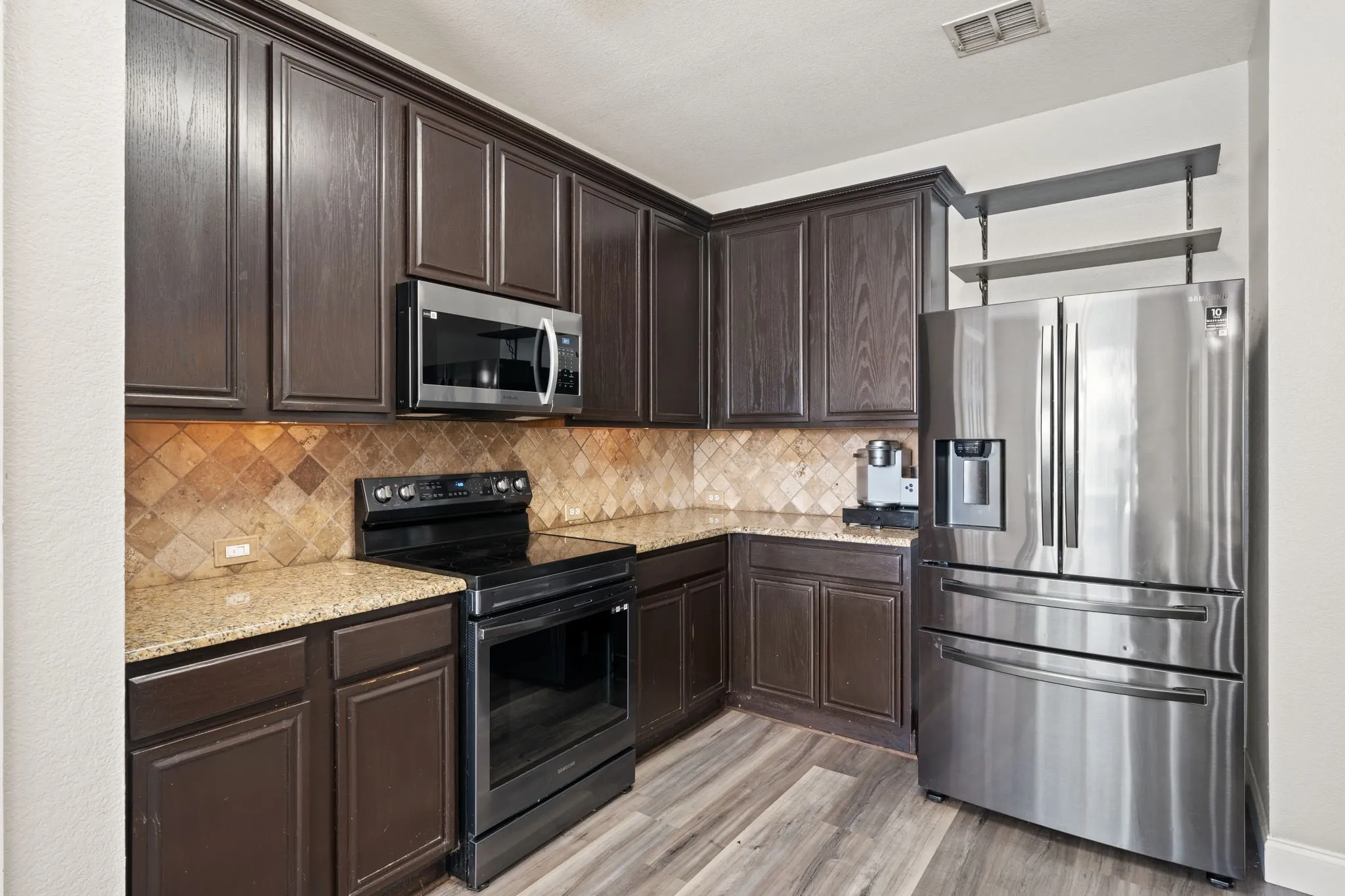 Single Family Residence For Sale in Tarrant County , 5104 Postwood Drive, Fort Worth, Texas 76244, 5 Bedroom, 3 Bathroom, 2 Garage spaces, 3,224 Sqft, built in 2003, mls#21408048, Real Estate Agent in Fort Worth, Homes For Sale in Tarrant county, Homes For Sale in Fort Worth, Realtor in Fort Worth Texas, Real Estate Brokerage Independent Realty Texas, Luminita Cordes Realtor