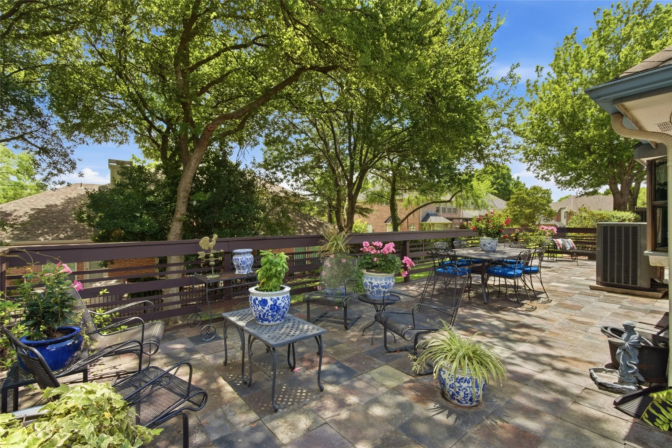 Large deck - perfect for entertaining!