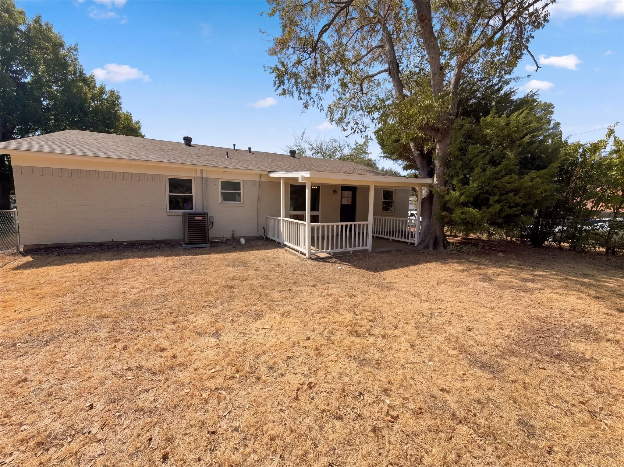 Single Family Residence For Sale in Dallas County , 2331 Royal Drive, Garland, Texas 75041, 3 Bedroom, 2 Bathroom, 2 Garage spaces, 1,271 Sqft, built in 1962, mls#21407728, Real Estate Agent in Garland, Homes For Sale in Dallas county, Homes For Sale in Garland, Realtor in Garland Texas, Real Estate Brokerage Independent Realty Texas, Luminita Cordes Realtor
