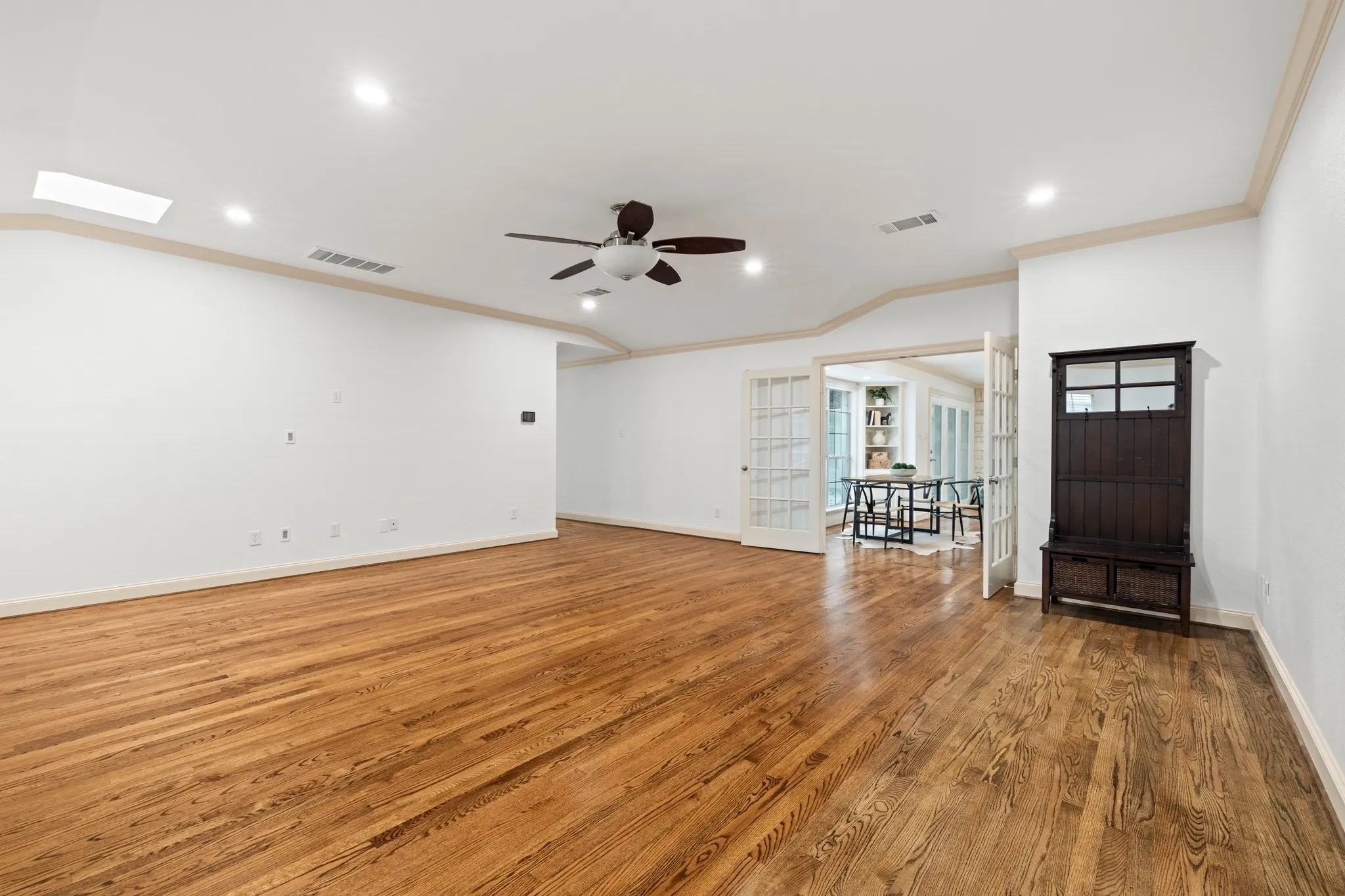 Single Family Residence For Sale in Dallas County , 7031 Mason Dells Drive, Dallas, Texas 75230, 4 Bedroom, 4 Bathroom, 3 Garage spaces, 4,566 Sqft, built in 1955, mls#21405311, Real Estate Agent in Dallas, Homes For Sale in Dallas county, Homes For Sale in Dallas, Realtor in Dallas Texas, Real Estate Brokerage Independent Realty Texas, Luminita Cordes Realtor