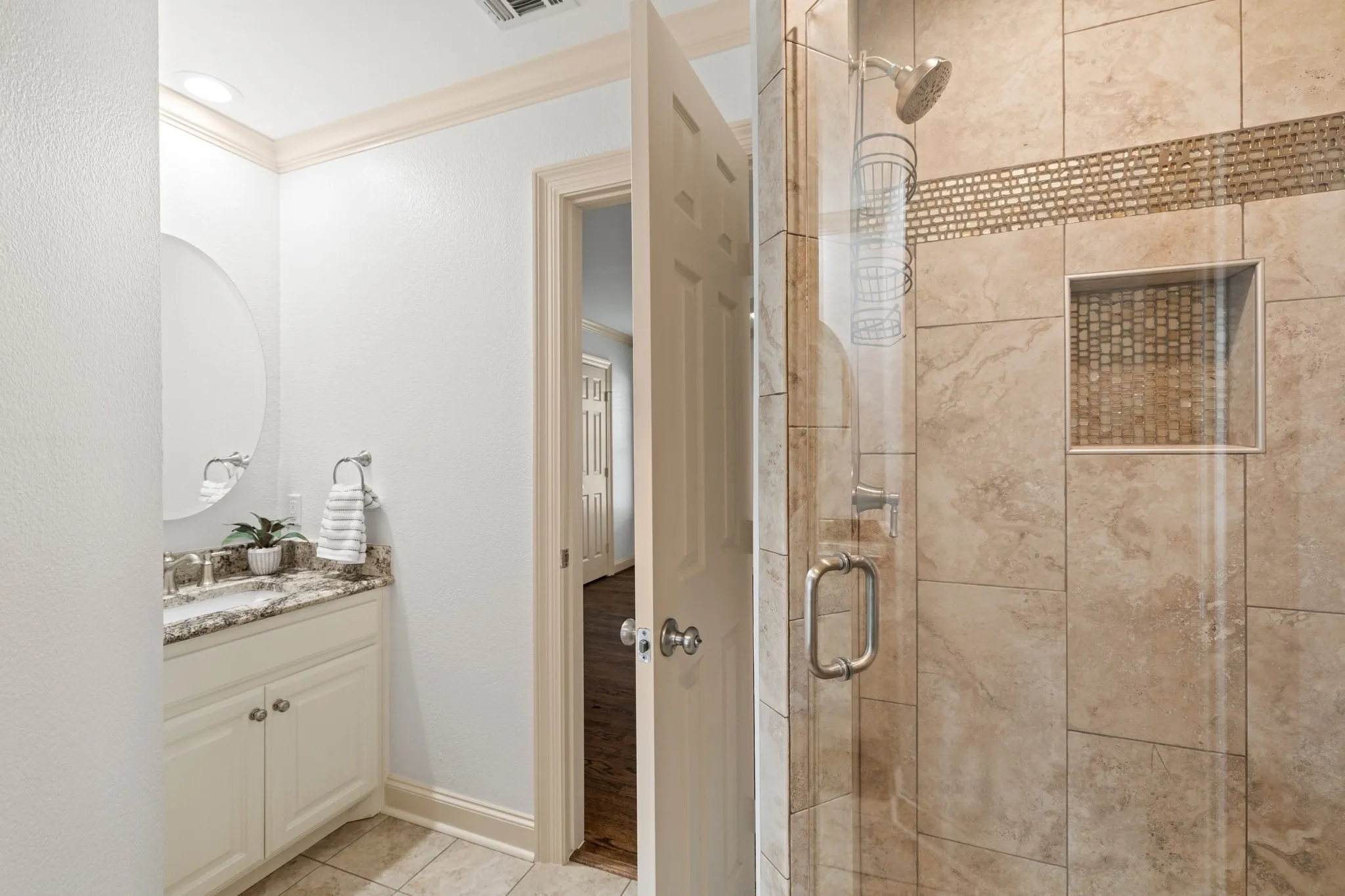 Single Family Residence For Sale in Dallas County , 7031 Mason Dells Drive, Dallas, Texas 75230, 4 Bedroom, 4 Bathroom, 3 Garage spaces, 4,566 Sqft, built in 1955, mls#21405311, Real Estate Agent in Dallas, Homes For Sale in Dallas county, Homes For Sale in Dallas, Realtor in Dallas Texas, Real Estate Brokerage Independent Realty Texas, Luminita Cordes Realtor