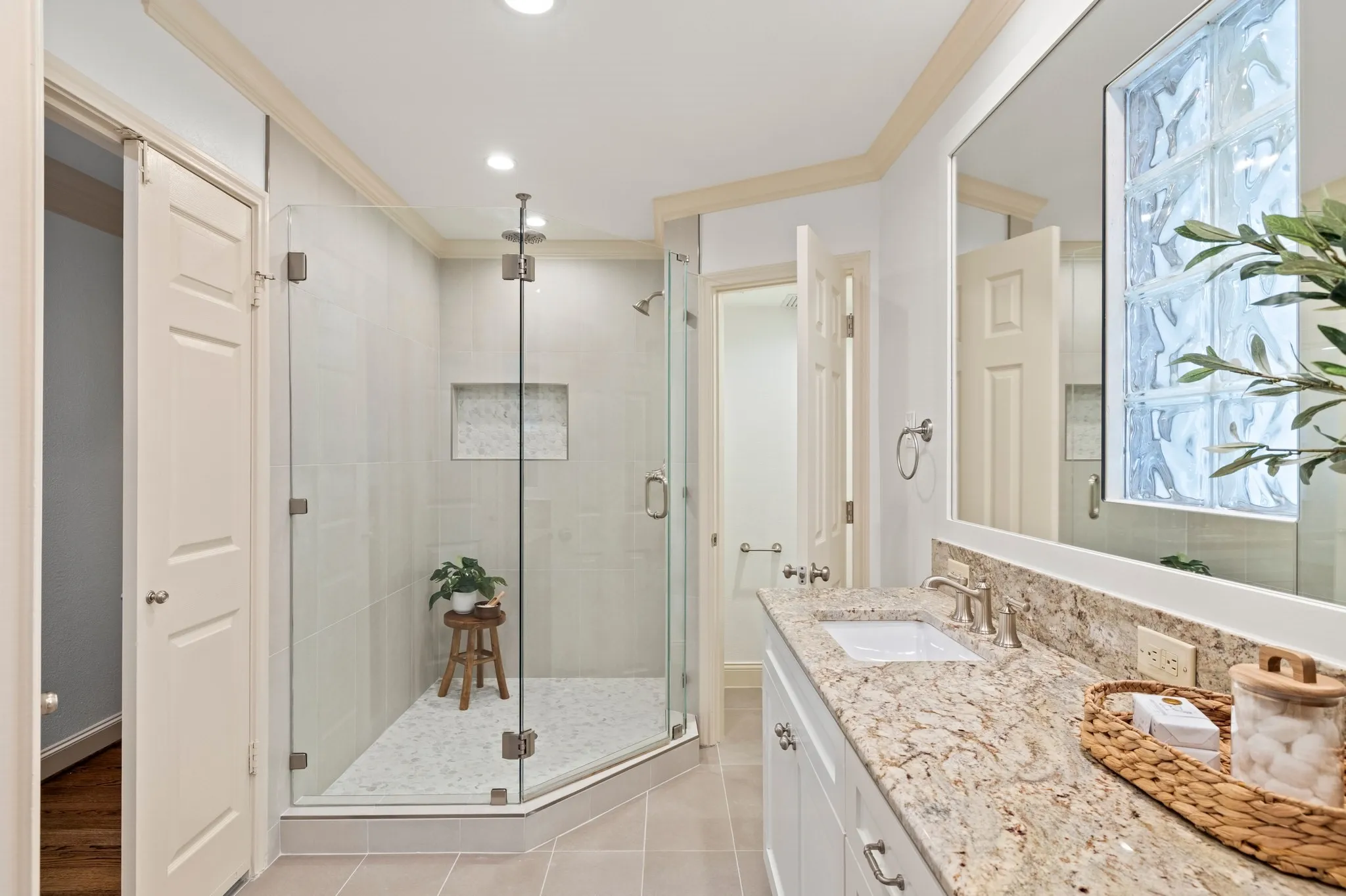 Single Family Residence For Sale in Dallas County , 7031 Mason Dells Drive, Dallas, Texas 75230, 4 Bedroom, 4 Bathroom, 3 Garage spaces, 4,566 Sqft, built in 1955, mls#21405311, Real Estate Agent in Dallas, Homes For Sale in Dallas county, Homes For Sale in Dallas, Realtor in Dallas Texas, Real Estate Brokerage Independent Realty Texas, Luminita Cordes Realtor