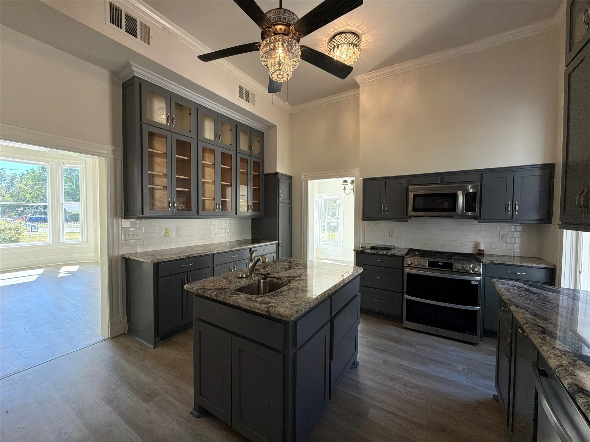 Single Family Residence For Sale in Navarro County , 1012 W 3rd Avenue, Corsicana, Texas 75110, 4 Bedroom, 3 Bathroom, 3 Garage spaces, 3,374 Sqft, built in 1930, mls#21407733, Real Estate Agent in Corsicana, Homes For Sale in Navarro county, Homes For Sale in Corsicana, Realtor in Corsicana Texas, Real Estate Brokerage Independent Realty Texas, Luminita Cordes Realtor