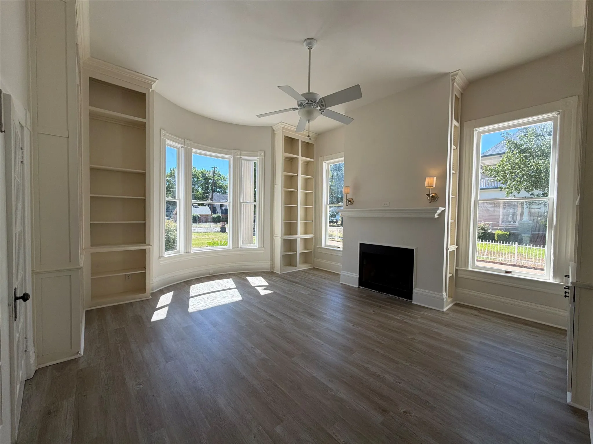 Single Family Residence For Sale in Navarro County , 1012 W 3rd Avenue, Corsicana, Texas 75110, 4 Bedroom, 3 Bathroom, 3 Garage spaces, 3,374 Sqft, built in 1930, mls#21407733, Real Estate Agent in Corsicana, Homes For Sale in Navarro county, Homes For Sale in Corsicana, Realtor in Corsicana Texas, Real Estate Brokerage Independent Realty Texas, Luminita Cordes Realtor
