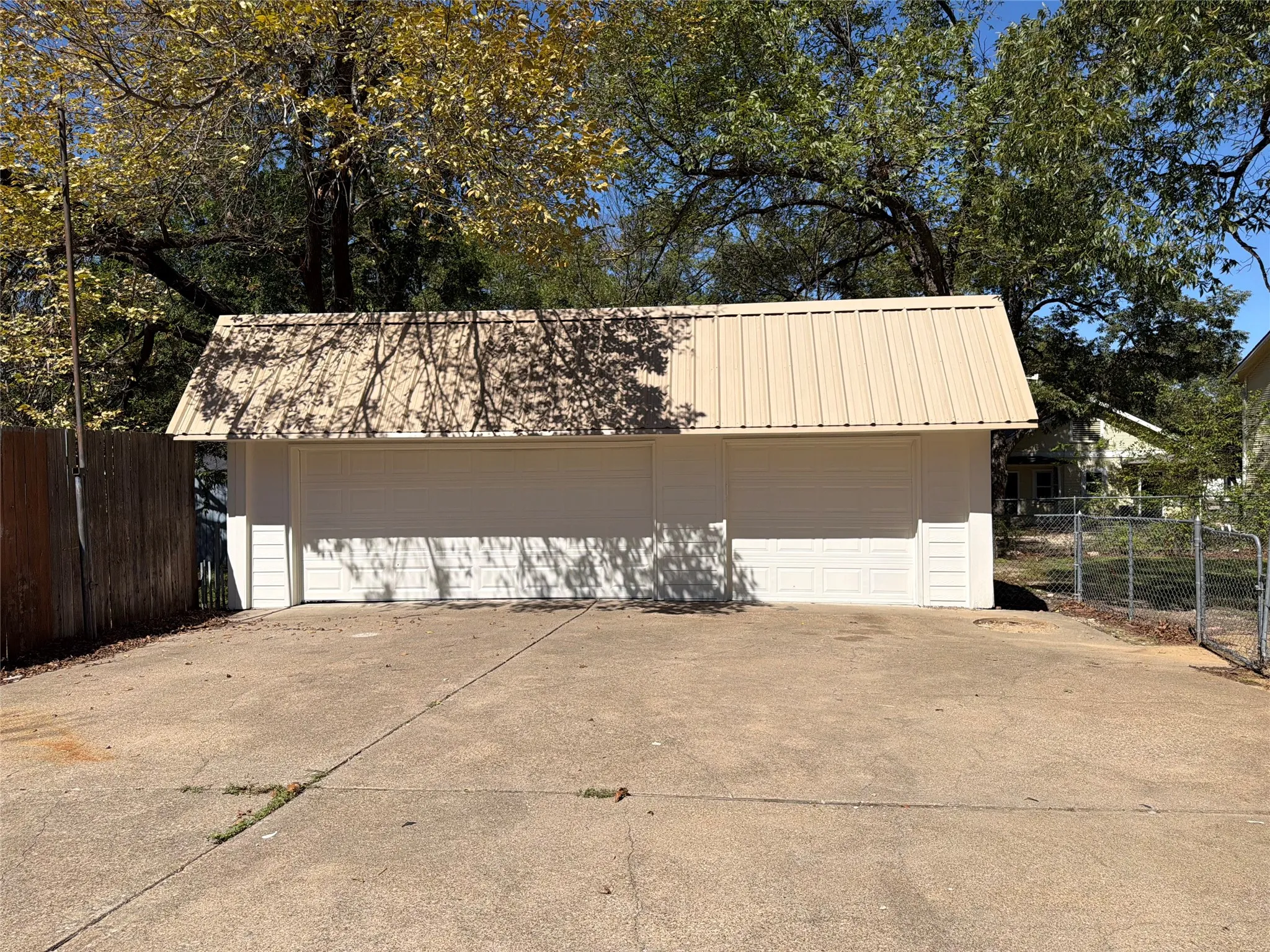 Single Family Residence For Sale in Navarro County , 1012 W 3rd Avenue, Corsicana, Texas 75110, 4 Bedroom, 3 Bathroom, 3 Garage spaces, 3,374 Sqft, built in 1930, mls#21407733, Real Estate Agent in Corsicana, Homes For Sale in Navarro county, Homes For Sale in Corsicana, Realtor in Corsicana Texas, Real Estate Brokerage Independent Realty Texas, Luminita Cordes Realtor