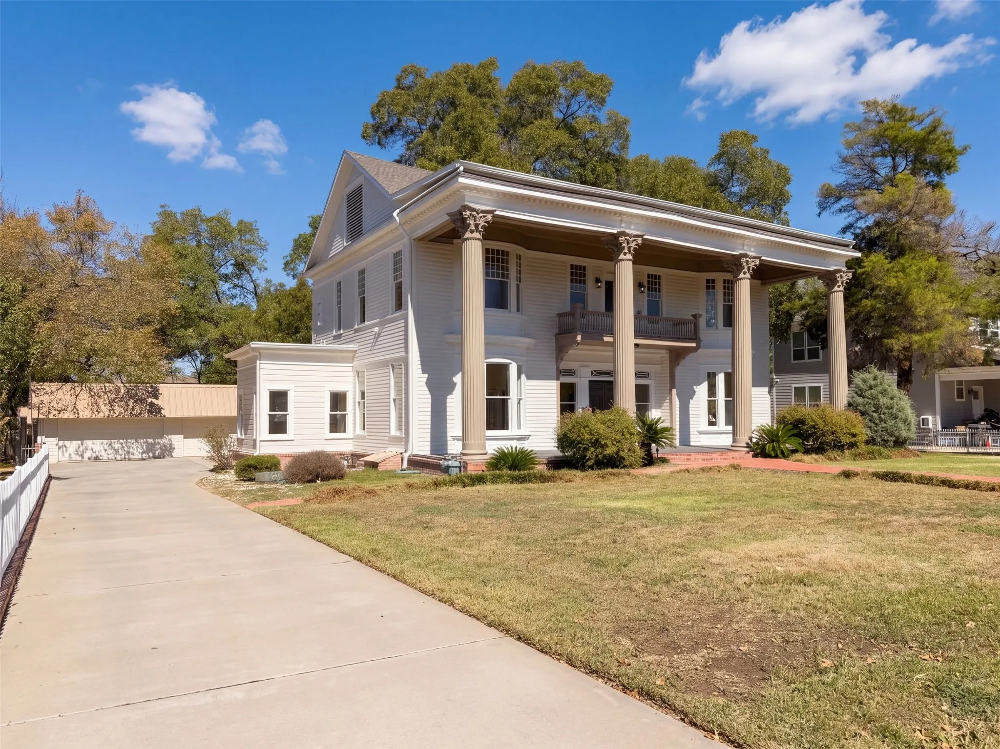 Single Family Residence For Sale in Navarro County , 1012 W 3rd Avenue, Corsicana, Texas 75110, 4 Bedroom, 3 Bathroom, 3 Garage spaces, 3,374 Sqft, built in 1930, mls#21407733, Real Estate Agent in Corsicana, Homes For Sale in Navarro county, Homes For Sale in Corsicana, Realtor in Corsicana Texas, Real Estate Brokerage Independent Realty Texas, Luminita Cordes Realtor