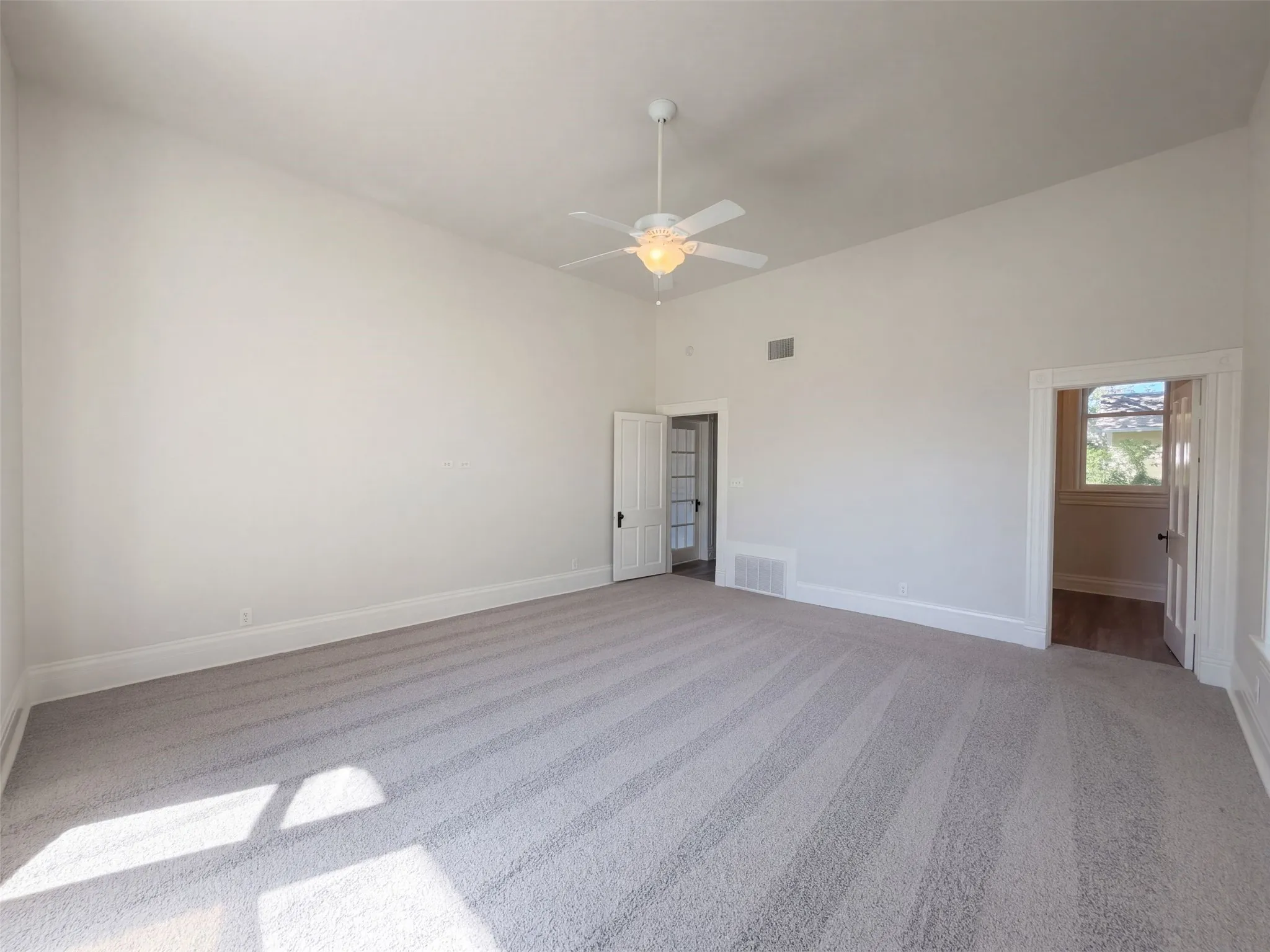 Single Family Residence For Sale in Navarro County , 1012 W 3rd Avenue, Corsicana, Texas 75110, 4 Bedroom, 3 Bathroom, 3 Garage spaces, 3,374 Sqft, built in 1930, mls#21407733, Real Estate Agent in Corsicana, Homes For Sale in Navarro county, Homes For Sale in Corsicana, Realtor in Corsicana Texas, Real Estate Brokerage Independent Realty Texas, Luminita Cordes Realtor