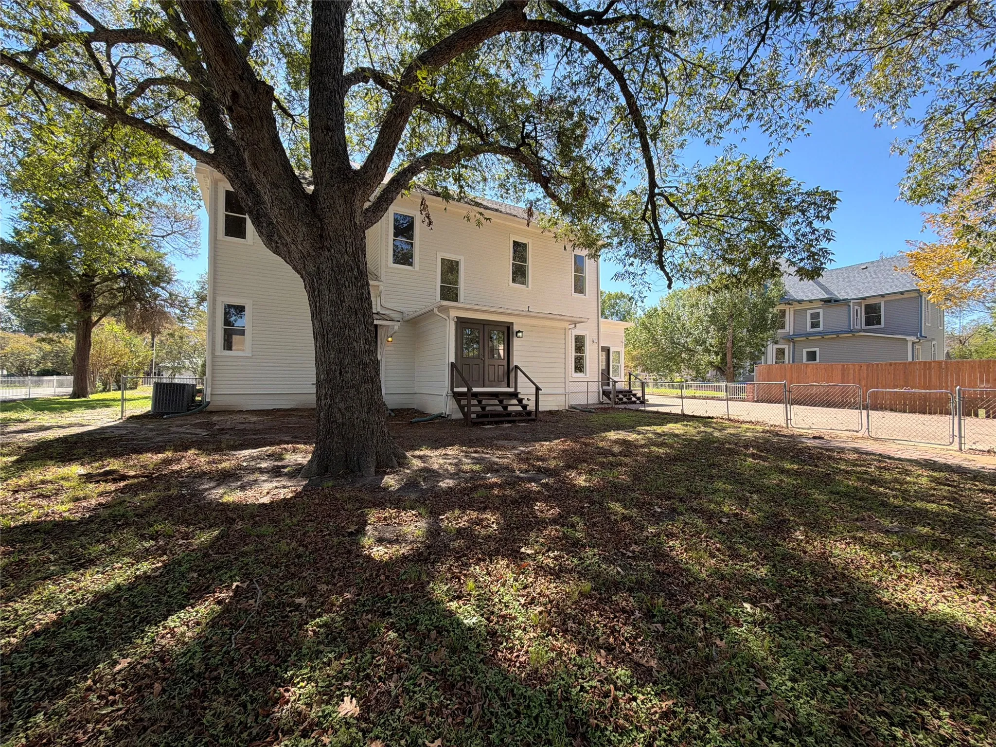 Single Family Residence For Sale in Navarro County , 1012 W 3rd Avenue, Corsicana, Texas 75110, 4 Bedroom, 3 Bathroom, 3 Garage spaces, 3,374 Sqft, built in 1930, mls#21407733, Real Estate Agent in Corsicana, Homes For Sale in Navarro county, Homes For Sale in Corsicana, Realtor in Corsicana Texas, Real Estate Brokerage Independent Realty Texas, Luminita Cordes Realtor